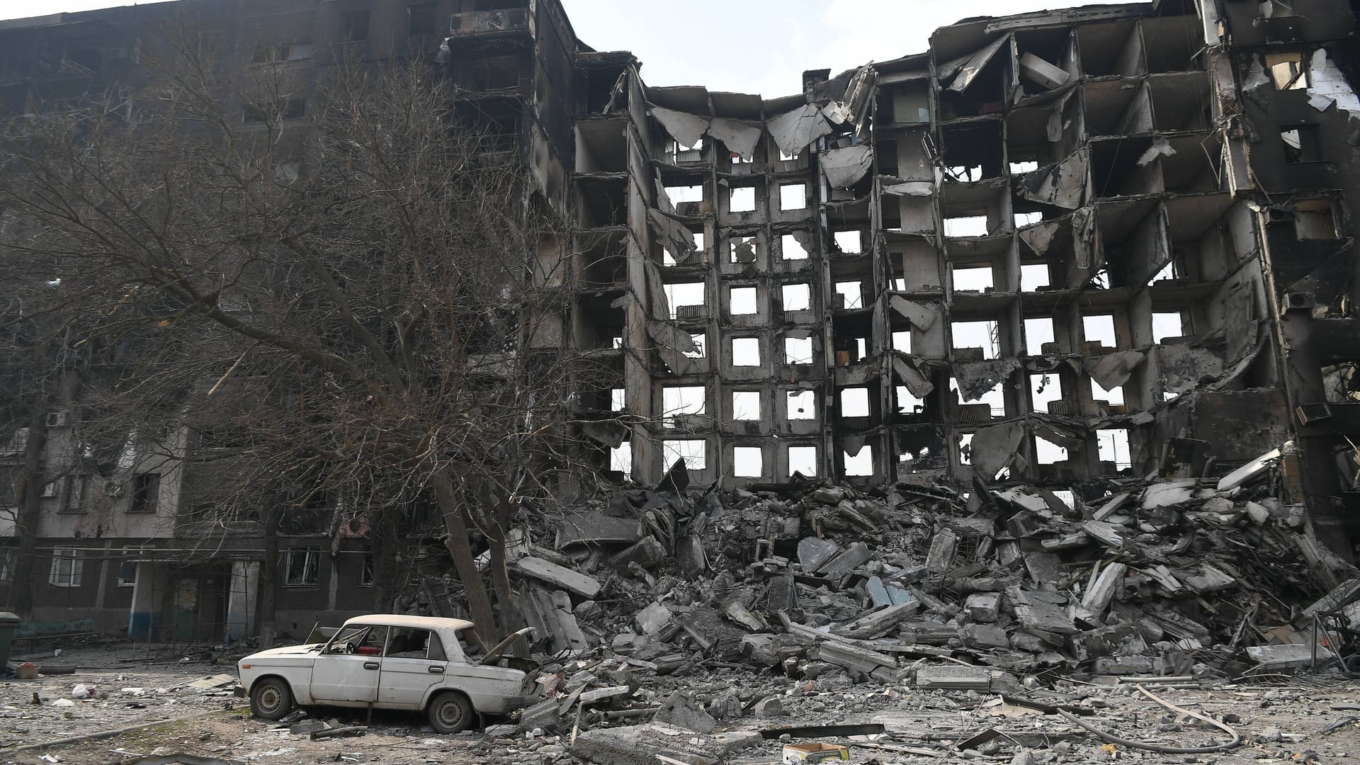 Ein zerstörtes Haus in Mariupol: Der von Russland besetzten ukrainischen Stadt geht das Wasser aus.