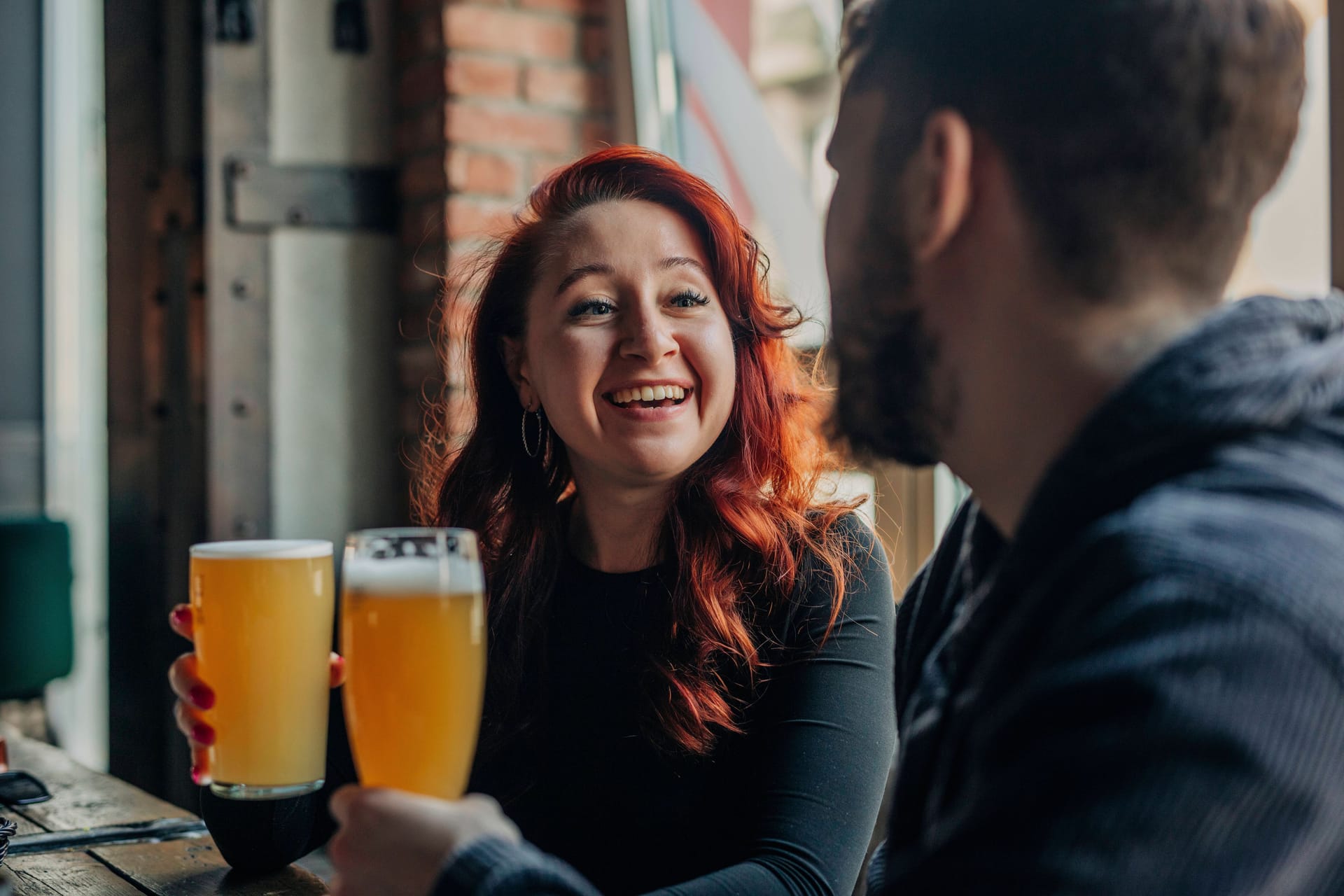 Menschen trinken Bier in einer Kneiüe (Symbolbild): Das "Gastfeld" war eine Institution in der Neustadt.