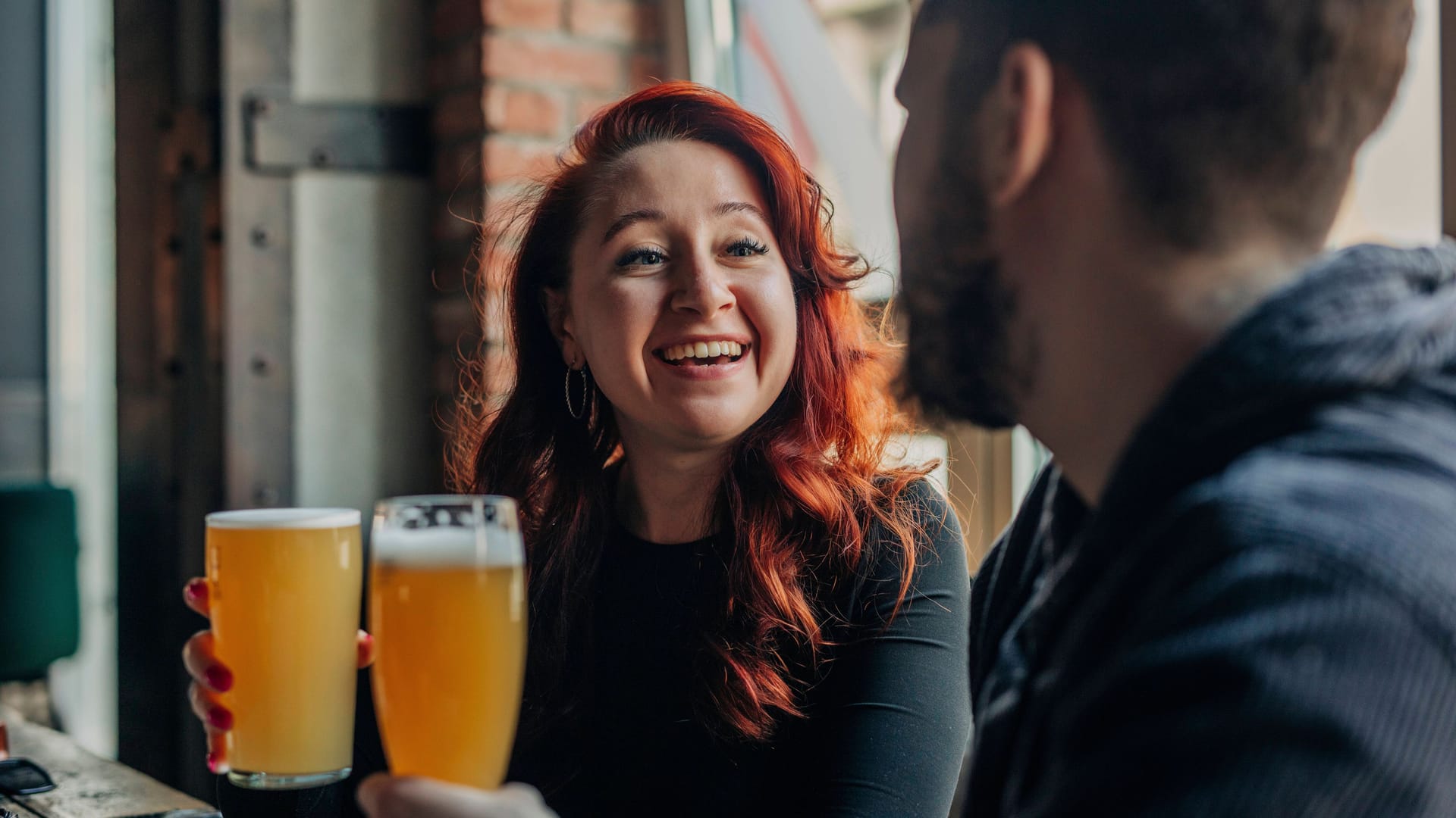 Menschen trinken Bier in einer Kneiüe (Symbolbild): Das "Gastfeld" war eine Institution in der Neustadt.