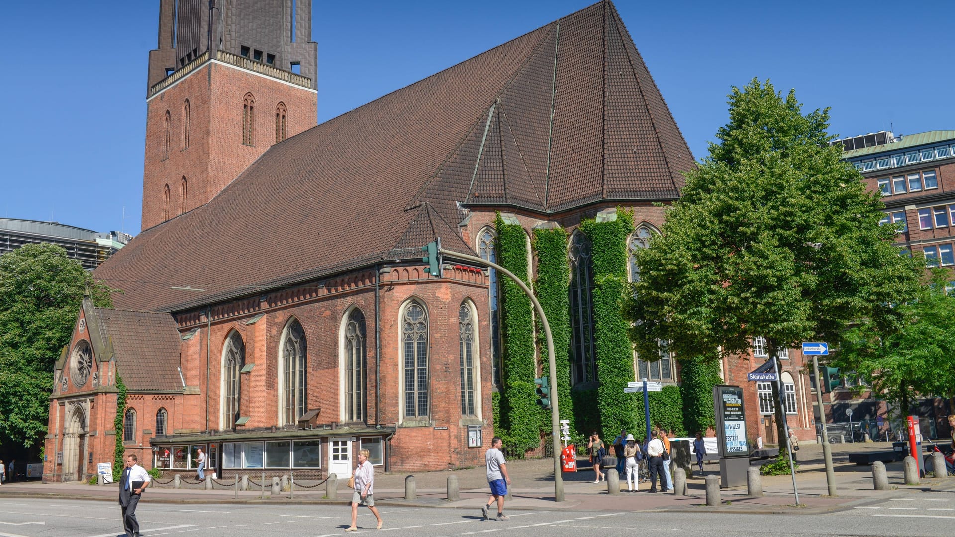 Die Hauptkirche St. Jacobi an der Steinstraße (Archivbild): Nach monatelanger Zwangspause kann die Hamburger Kirche bald wieder öffnen.