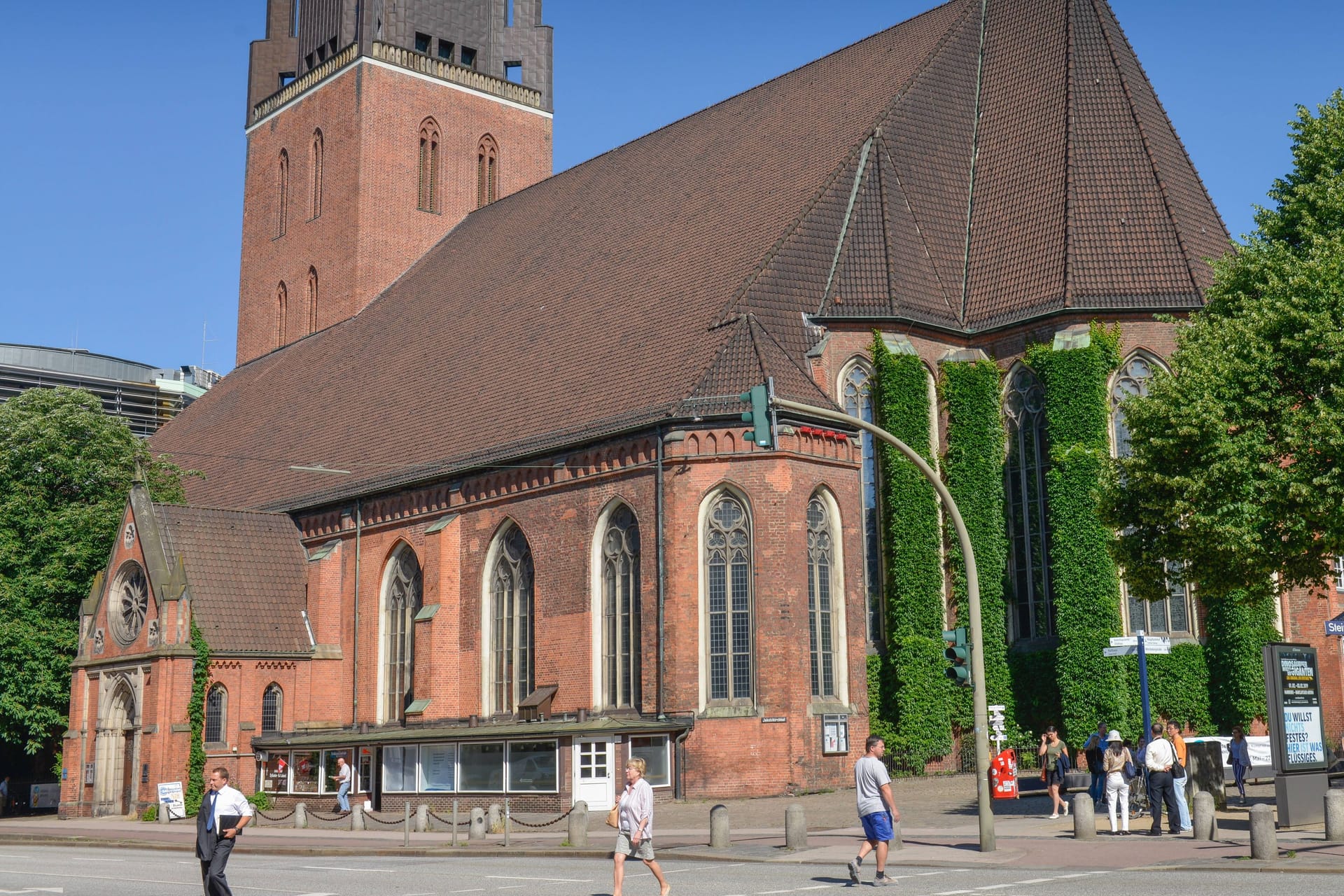 Die Hauptkirche St. Jacobi an der Steinstraße (Archivbild): Nach monatelanger Zwangspause kann die Hamburger Kirche bald wieder öffnen.