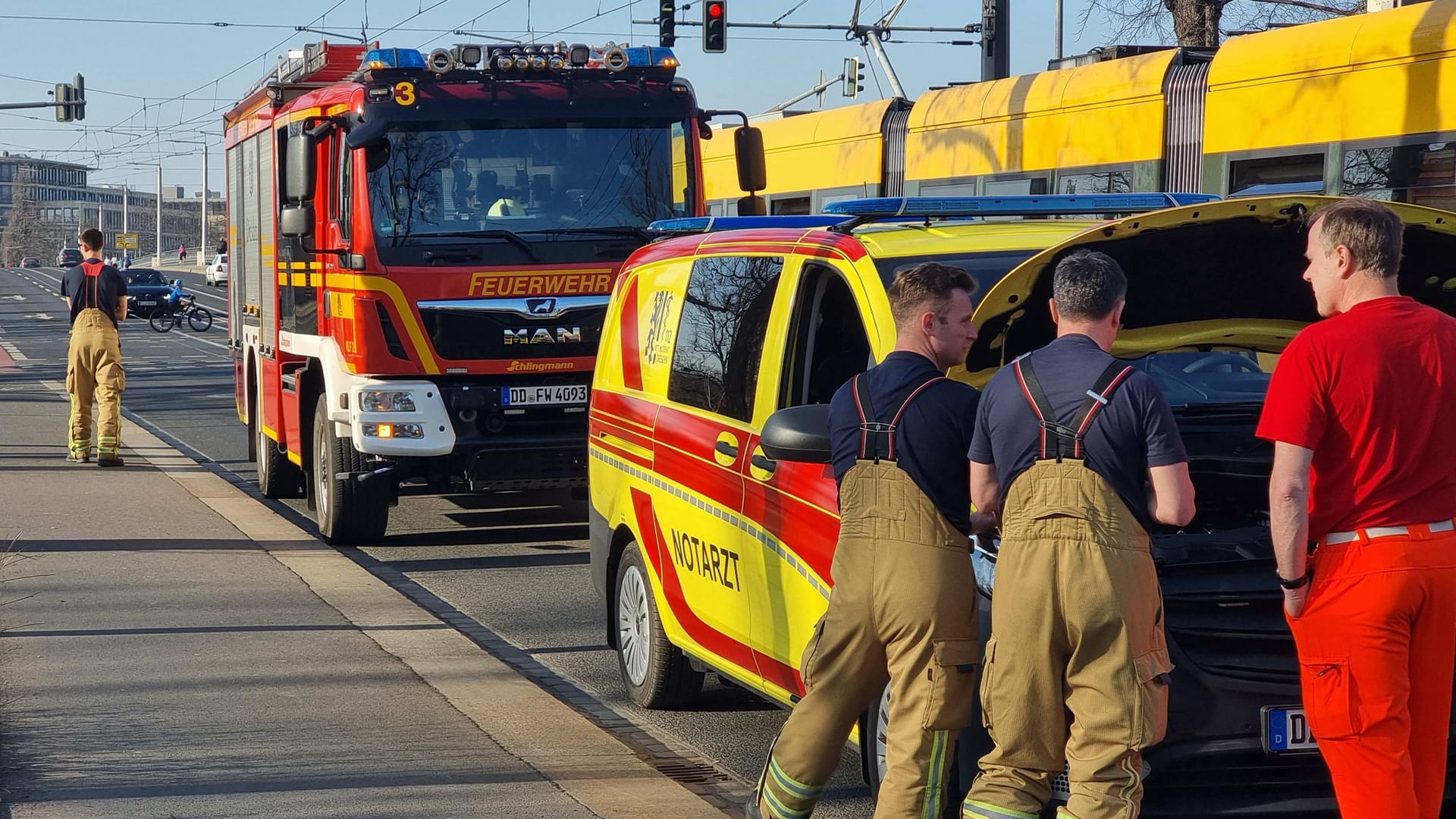 Einsatz bei der Albertbrücke am Sonntagnachmittag: Grund war starke Rauchentwicklung aus dem Motorraum, die zunaechst auf ein Feuer hindeutete.