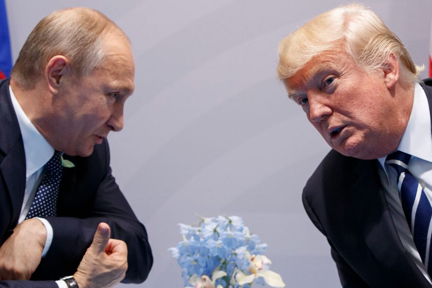 Wladimir Putin (l) und Donald Trump (Archivbild): Trump will mit Putin verhandelt haben.