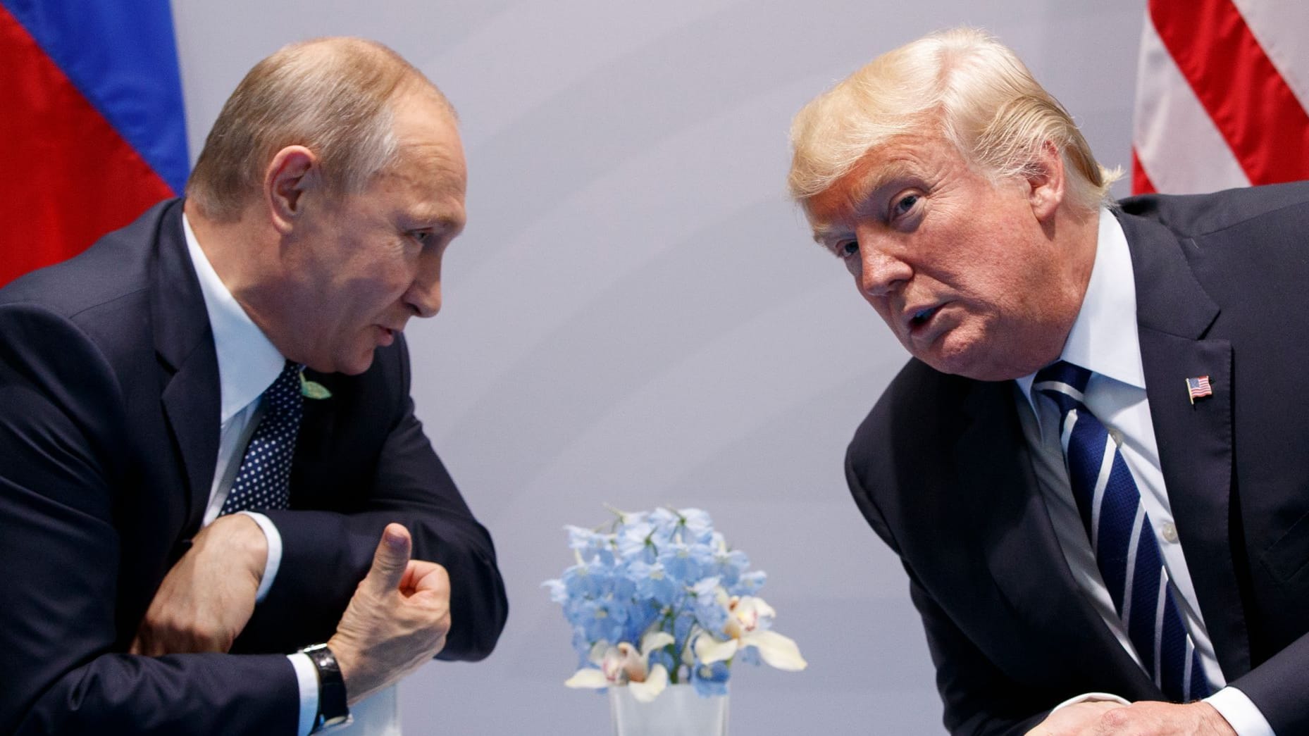 Wladimir Putin (l) und Donald Trump (Archivbild): Trump will mit Putin verhandelt haben.