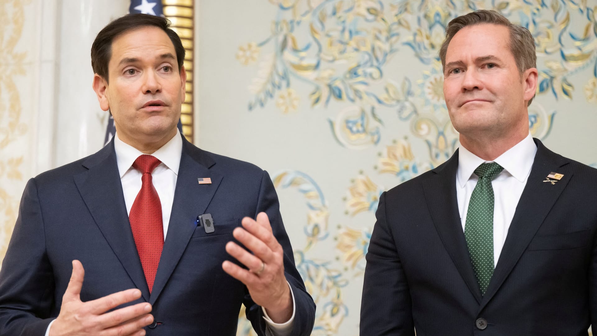 US-Außenminister Marco Rubio und Sicherheitsratschef Michael Waltz vor Pressevertretern in Saudi-Arabien.