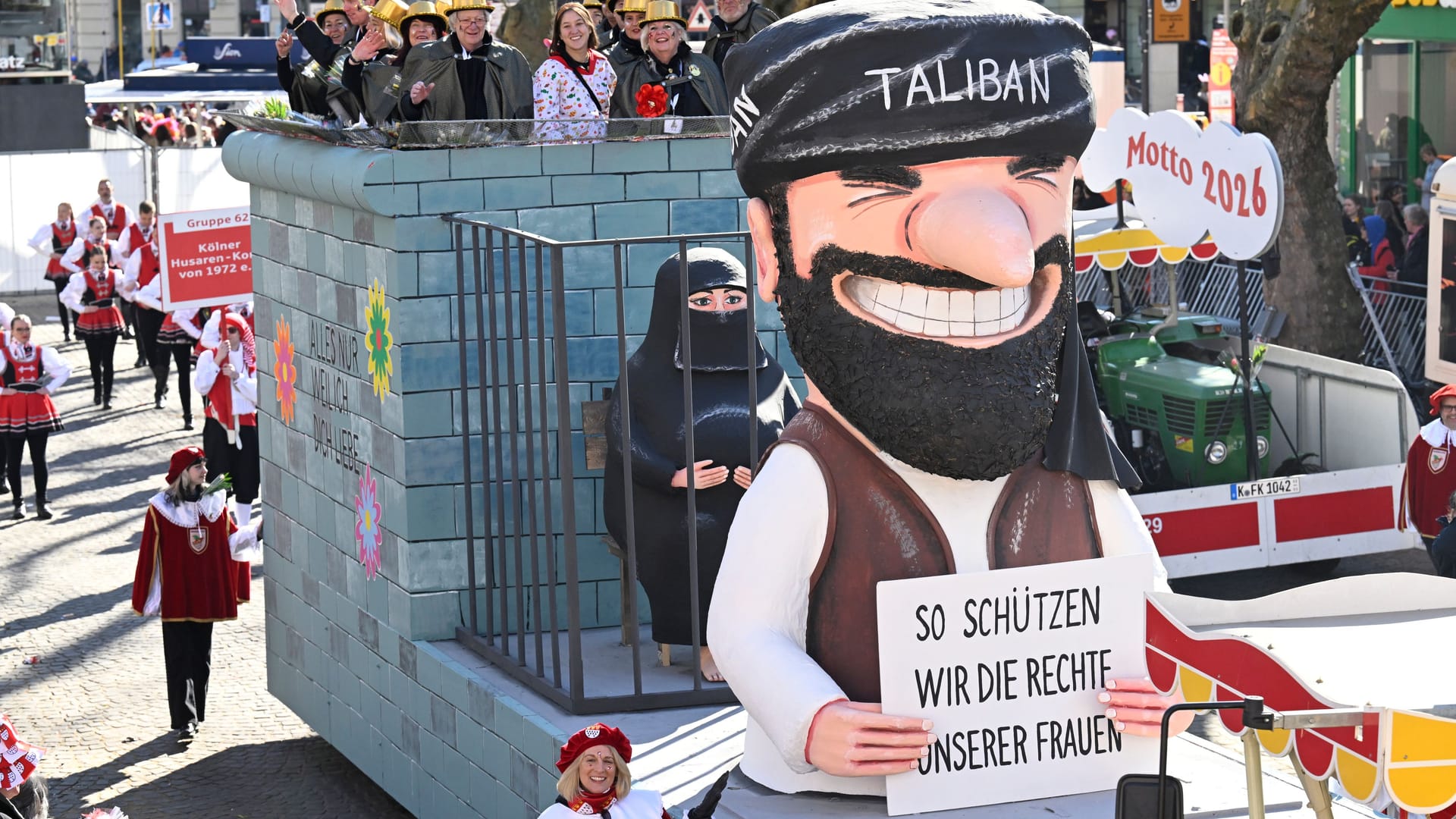 Der zweite Überraschungswagen im Kölner Rosenmontagszug: Er widmet sich den Taliban.
