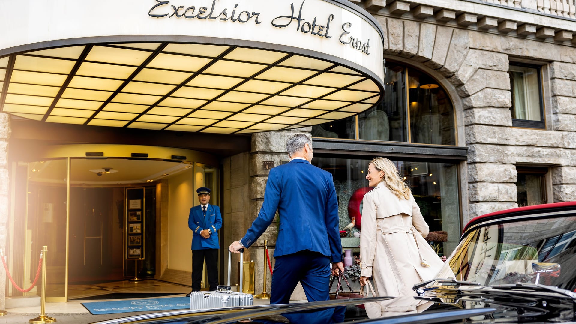 Der Eingang zum Hotel Excelsior Ernst: Hier waren bereits Prominente wie Prinzessin Diana, Andy Warhol oder die Kennedys zu Gast.