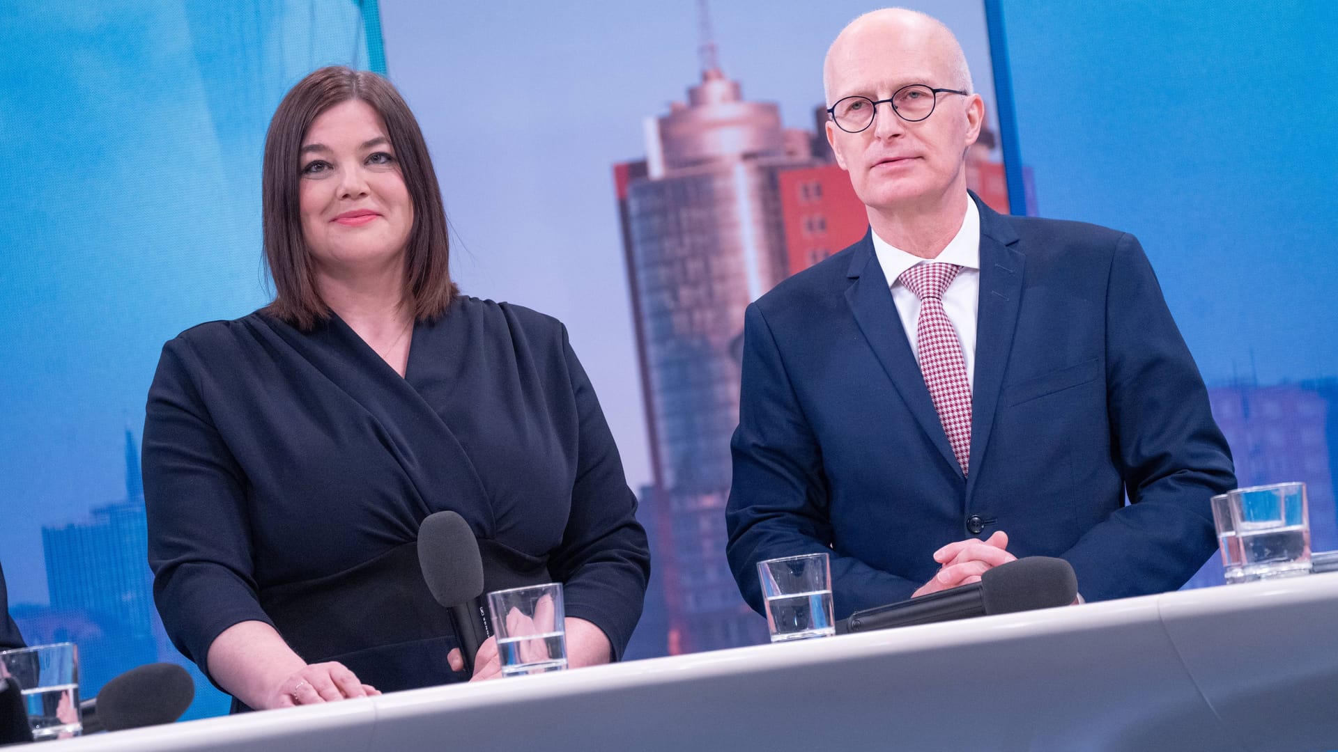 Katharina Fegebank (l.) ist zufrieden: Trotz deutlicher Verluste könnten die Grünen das Bündnis mit der SPD von Peter Tschentscher (r.) fortsetzen.