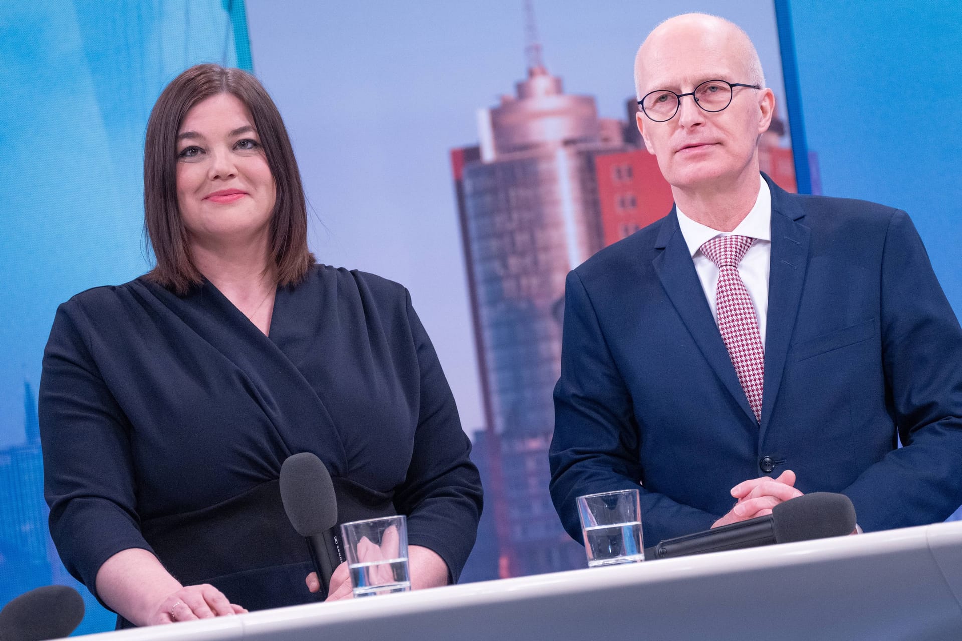 Katharina Fegebank (l.) ist zufrieden: Trotz deutlicher Verluste könnten die Grünen das Bündnis mit der SPD von Peter Tschentscher (r.) fortsetzen.