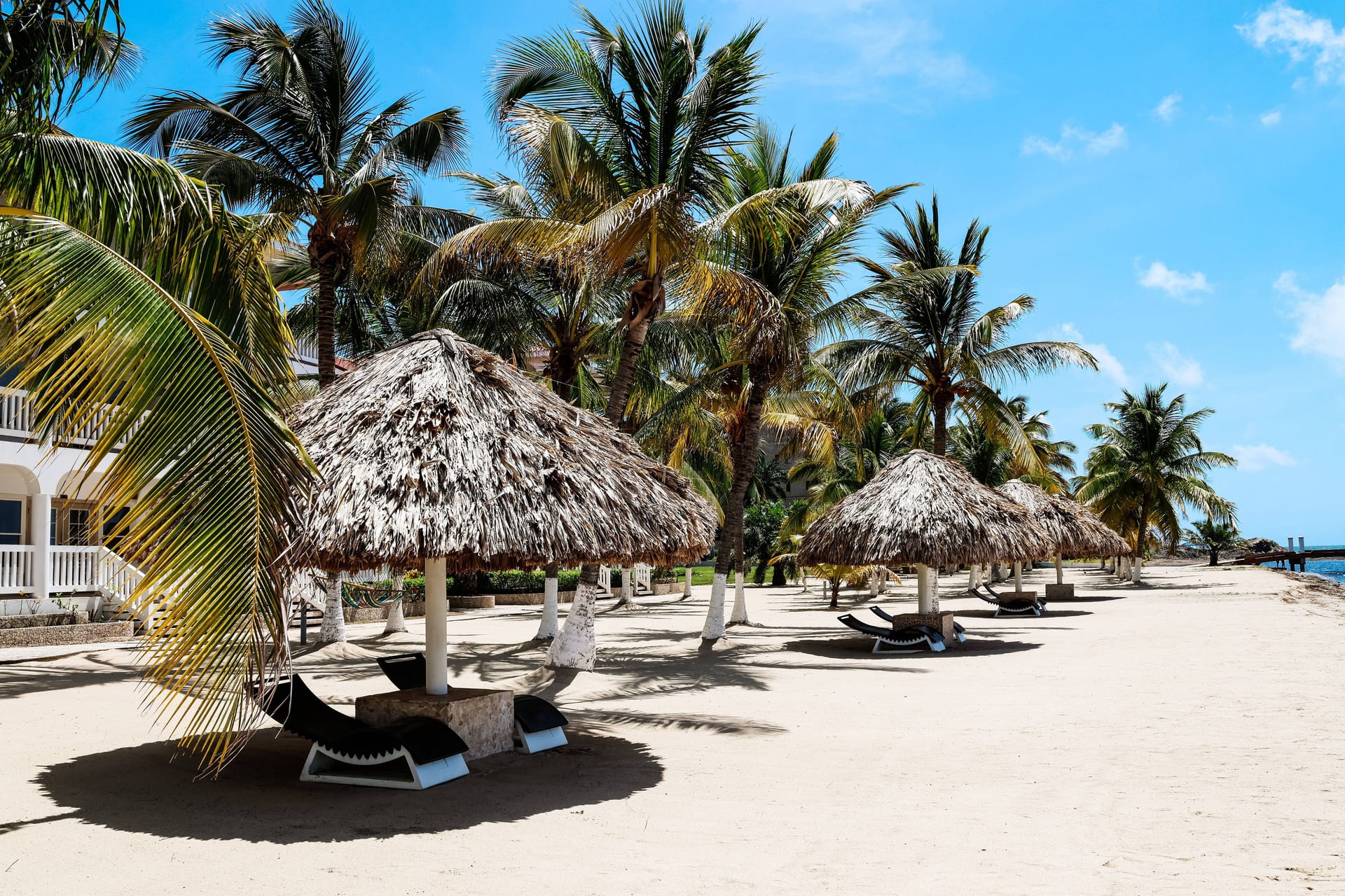 Strandhütten in einem Hotel in Belize (Symbolbild): Der Tod dreier Frauen beschäftigt die lokalen Polizeibehörden.