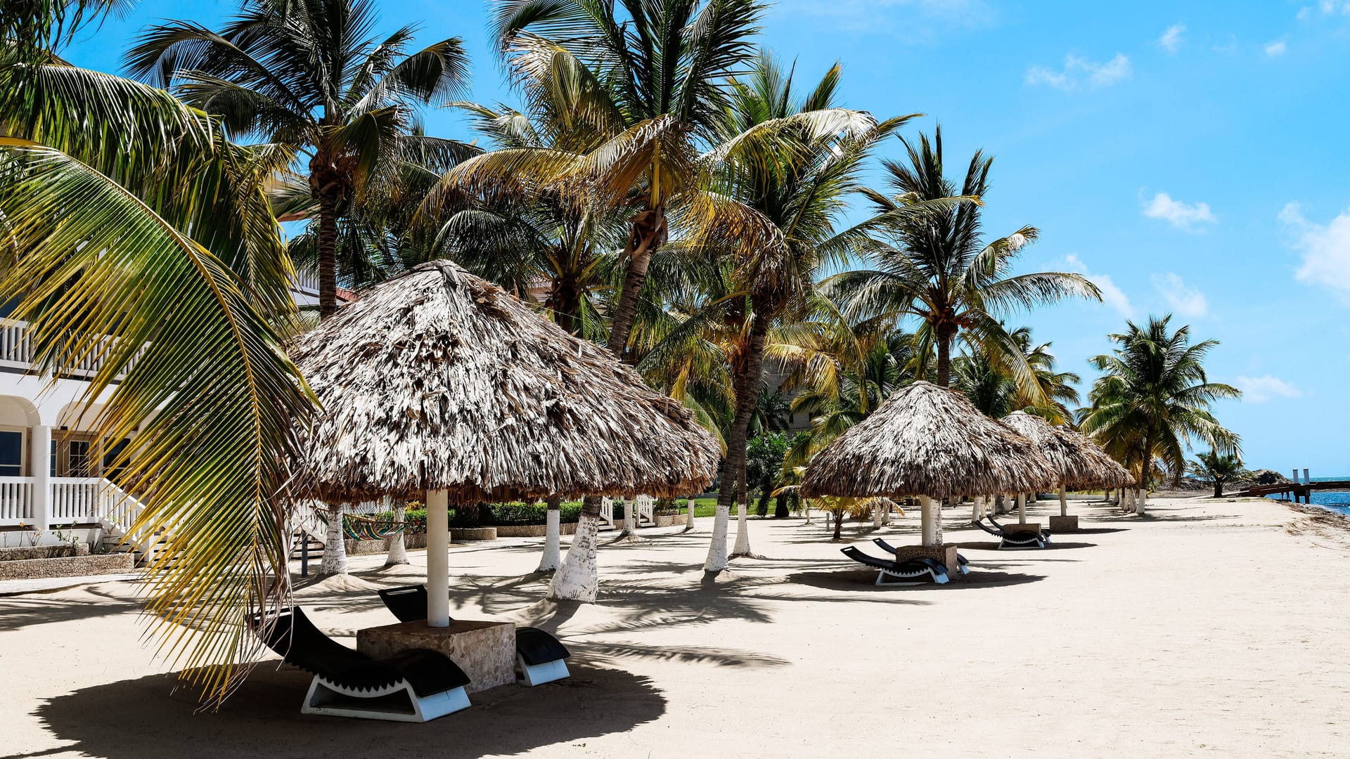 Strandhütten in einem Hotel in Belize (Symbolbild): Der Tod dreier Frauen beschäftigt die lokalen Polizeibehörden.