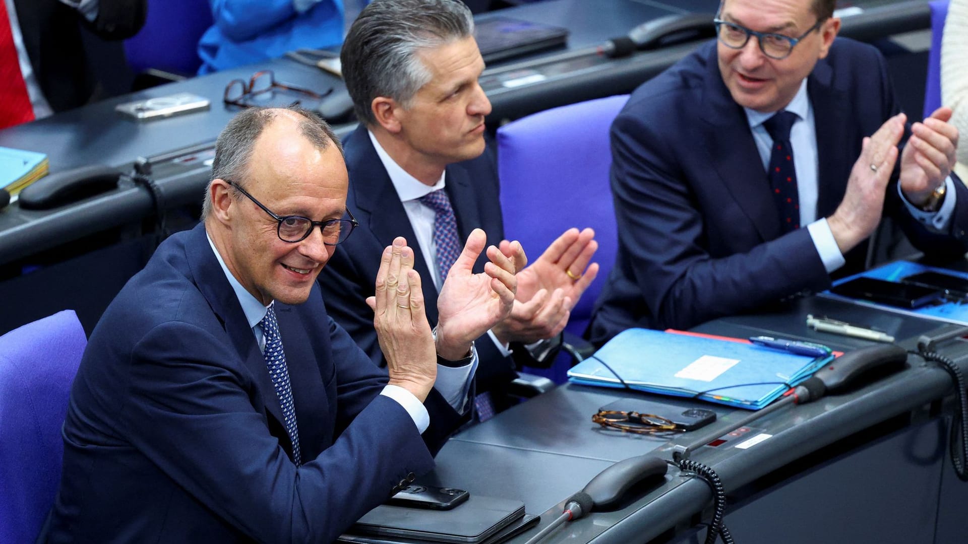 Friedrich Merz im Bundestag: Die Abgeordneten kommen in einer Sondersitzung zusammen.