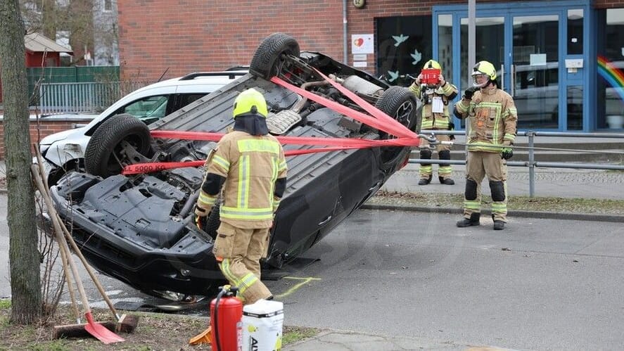 Einsatzkräfte bergen das Autowrack: Die genaue Unfallursache ist noch unklar.