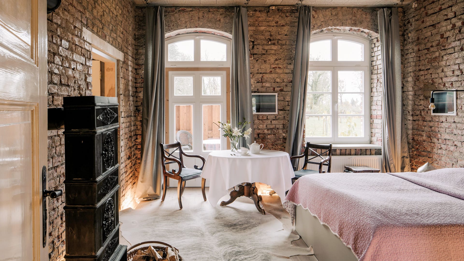 Charmantes Zimmer im Kranich Hotel: Historischer Charme trifft auf moderne Eleganz in Nordvorpommern.