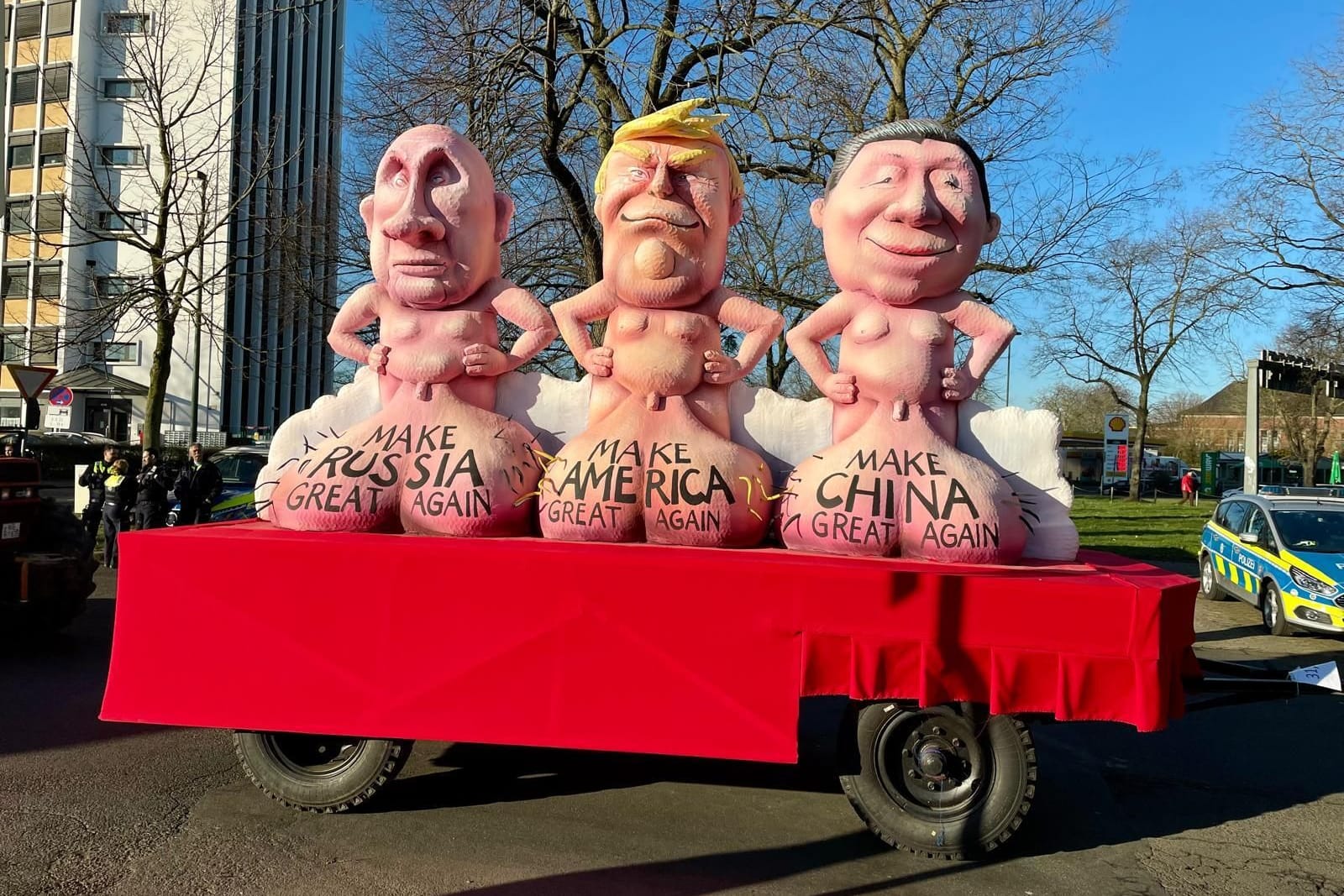 Putin, Trump und Xi Jinping zeigen im Düsseldorfer Rosenmontagszug ihre Geschlechtsteile.