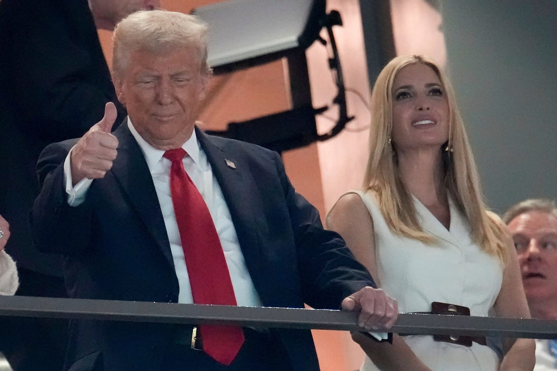 Donald Trump (l.) mit Ivanka beim Super Bowl: Der US-Präsident und seine Tochter sind nicht die einzigen Footballfans in der Familie.