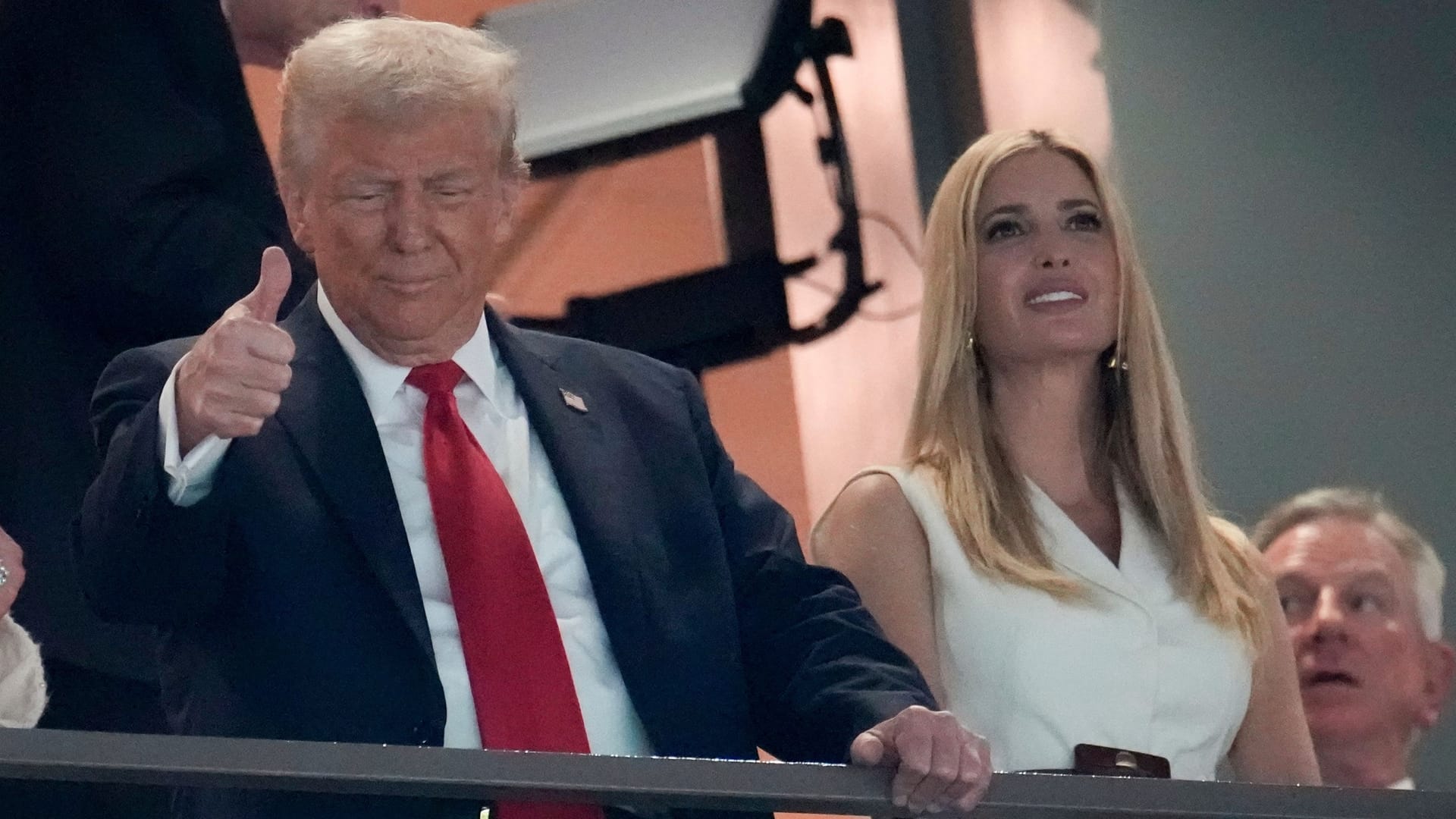 Donald Trump (l.) mit Ivanka beim Super Bowl: Der US-Präsident und seine Tochter sind nicht die einzigen Footballfans in der Familie.