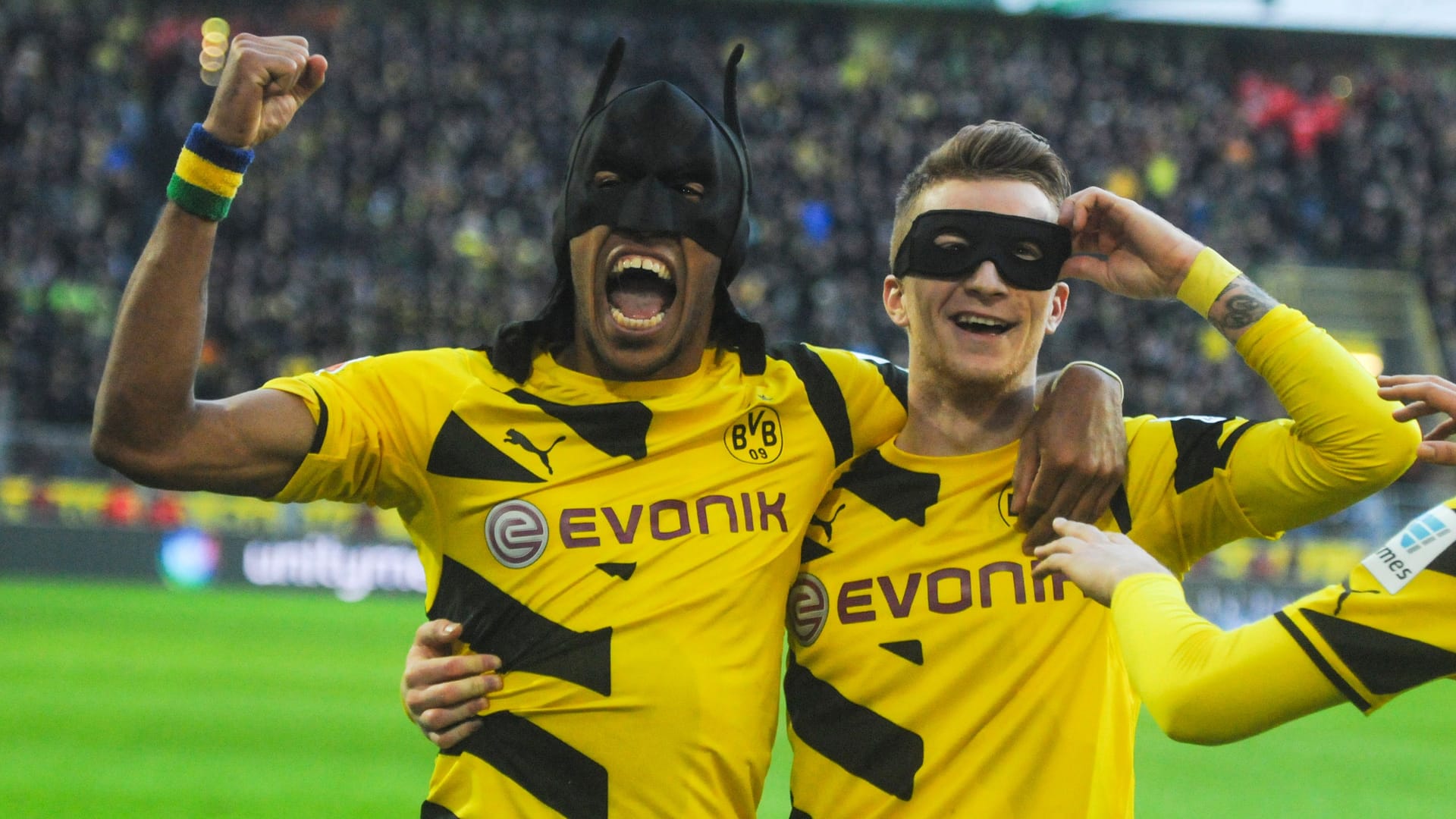 Inspiration für die Bayern-Choreo: Pierre-Emerick Aubameyang (l.) und Marco Reus (r.) bejubeln mit Masken von Batman und Robin ein Tor gegen Schalke 04.