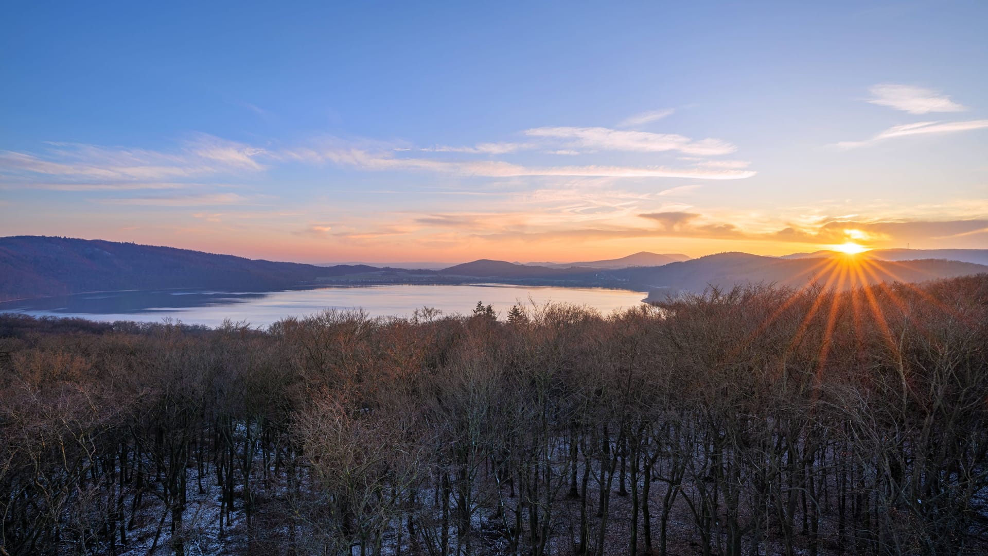 Vulkane in der Eifel: Ausblick auf den Laacher See. Die riesigen Krater der Landschaft sind Zeugnisse des Vulkanismus in der Eifel.