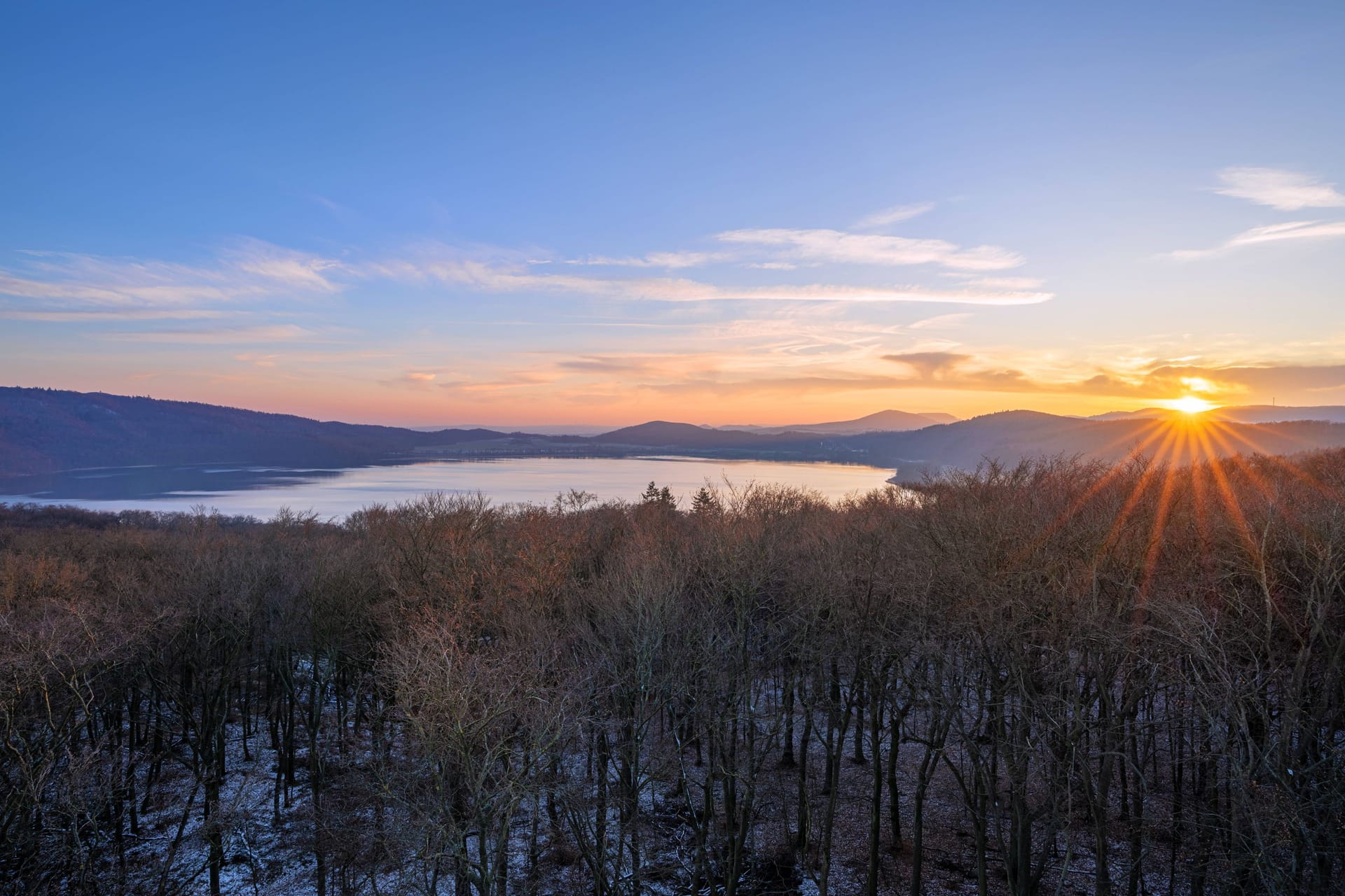 Vulkane in der Eifel: Ausblick auf den Laacher See. Die riesigen Krater der Landschaft sind Zeugnisse des Vulkanismus in der Eifel.