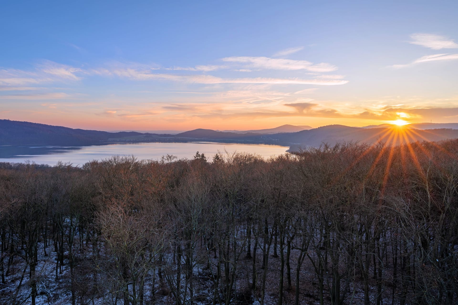 Ausblick auf den Laacher See: Die riesigen Krater der Landschaft sind Zeugnisse von Vulkan-Aktivitäten in der Eifel.