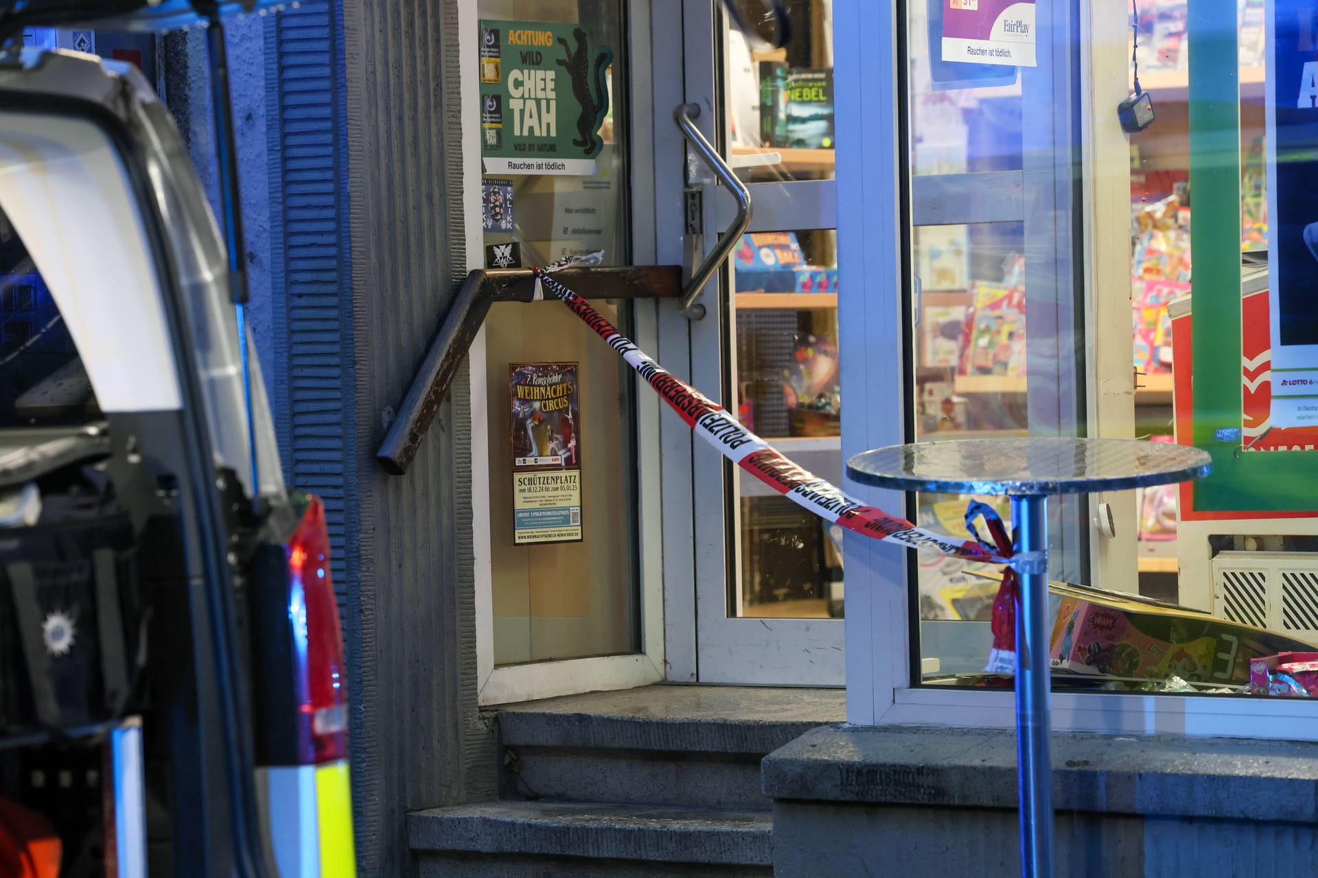 Polizeiabsperrung nach Raubüberfall auf Kiosk (Symbolbild): In Bremen-Gröpelingen schlugen zwei Jugendliche am selben Tag zu.