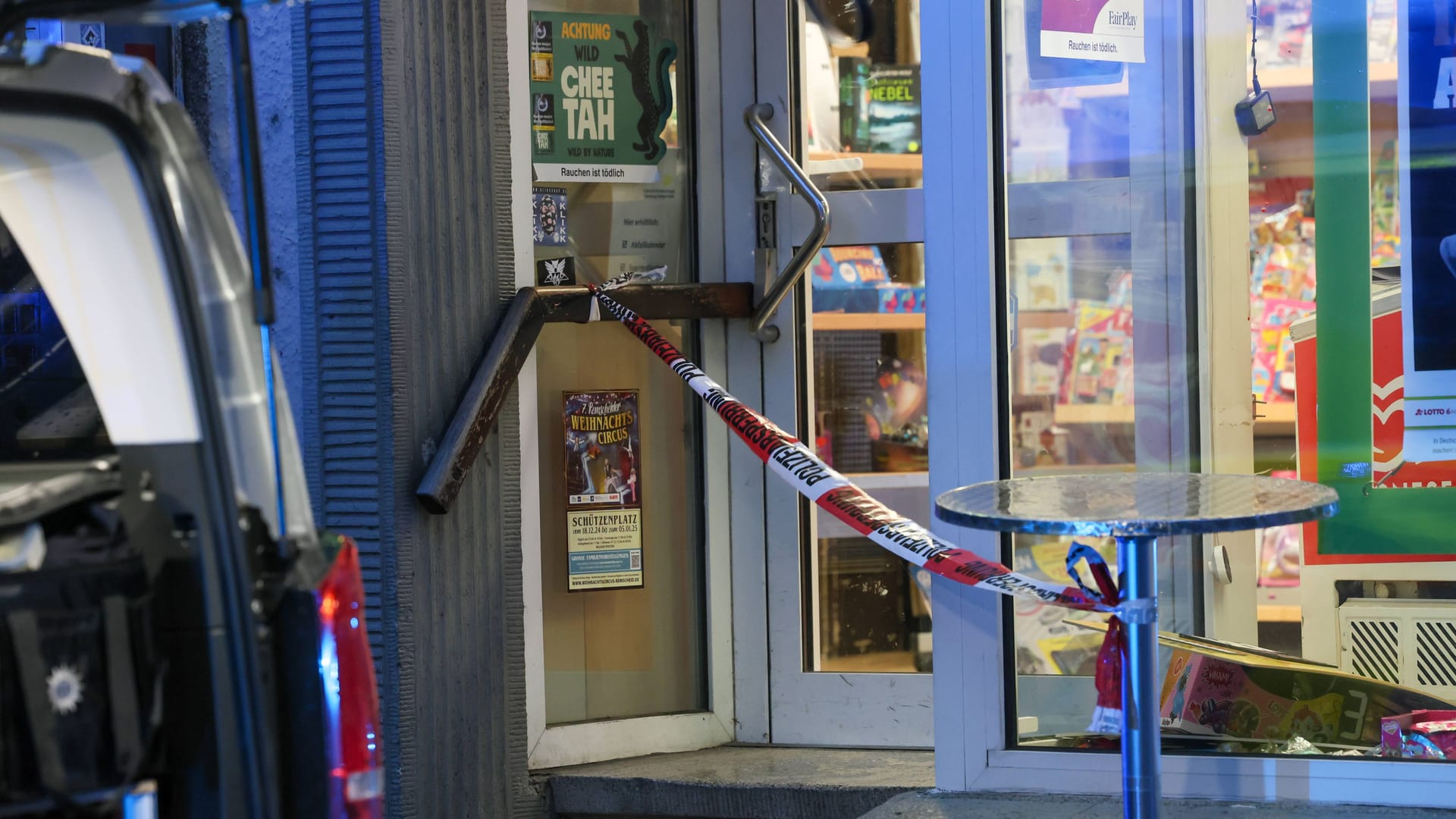 Polizeiabsperrung nach Raubüberfall auf Kiosk (Symbolbild): In Bremen-Gröpelingen schlugen zwei Jugendliche am selben Tag zu.