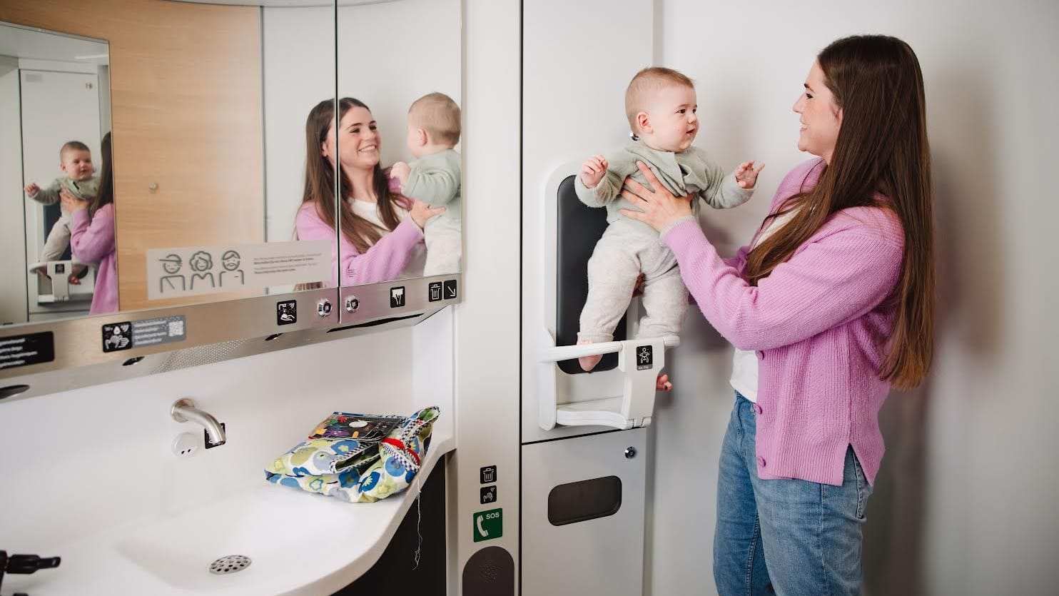 Praktisch für Eltern: Eine Babyhaltung hält den Nachwuchs in Schach - aber bitte nach dem Toilettengang nicht vergessen.