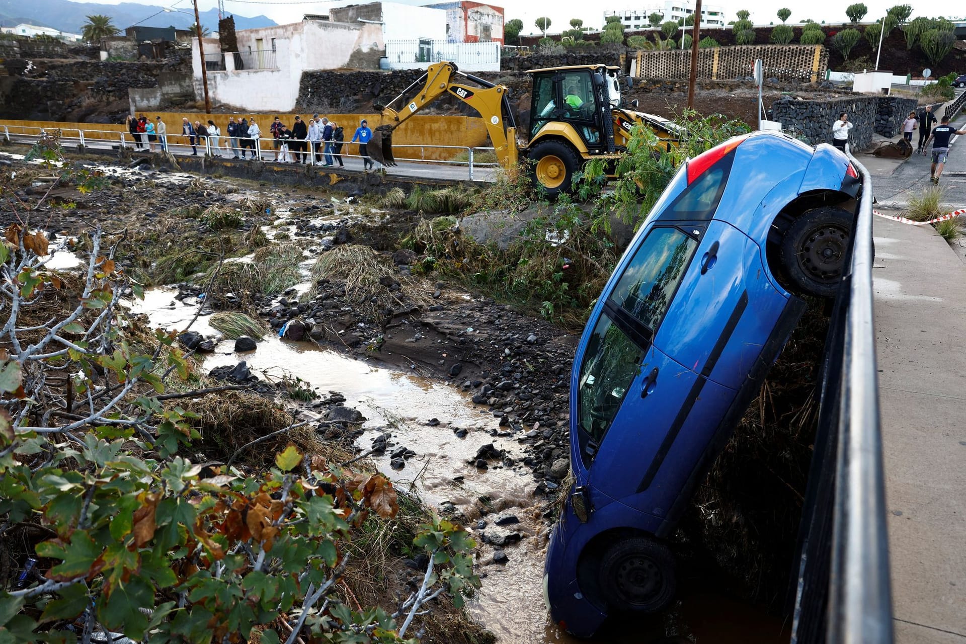 Aufräumarbeiten nach einem Unwetter auf Gran Canaria: Die Fluten hatten dort mehrere Autos mitgerissen.