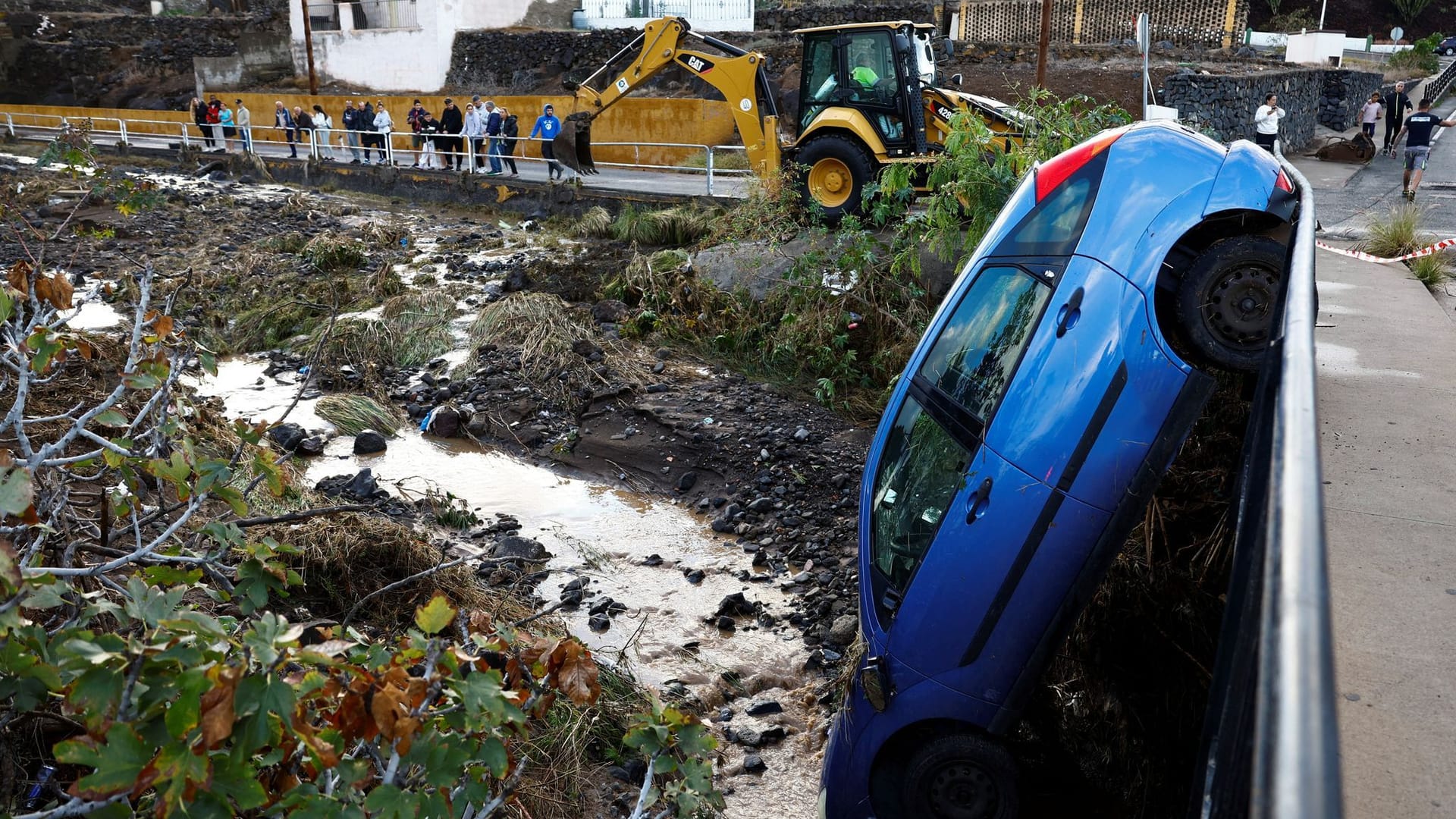 Aufräumarbeiten nach einem Unwetter auf Gran Canaria: Die Fluten hatten dort mehrere Autos mitgerissen.