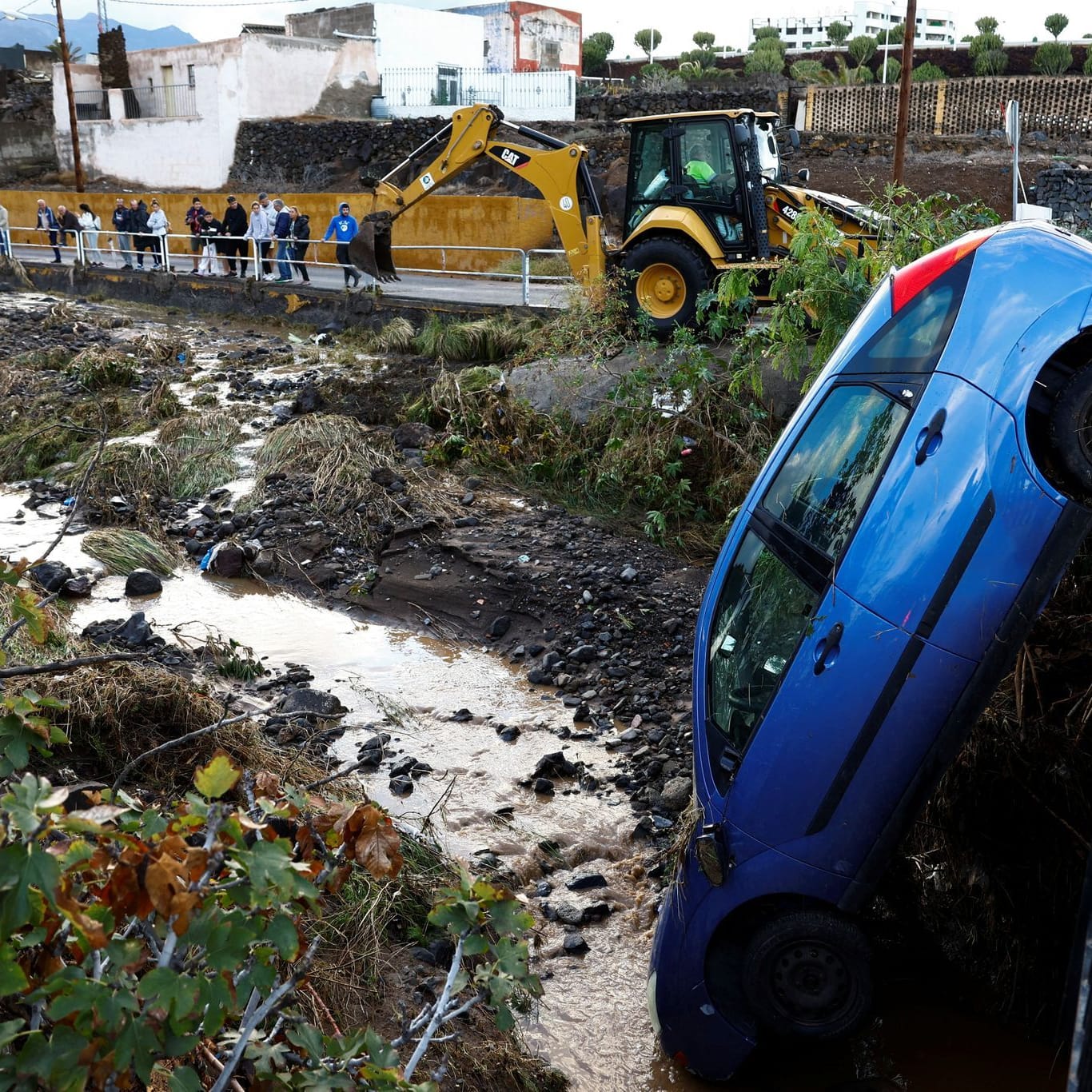 Aufräumarbeiten nach einem Unwetter auf Gran Canaria: Die Fluten hatten dort mehrere Autos mitgerissen.