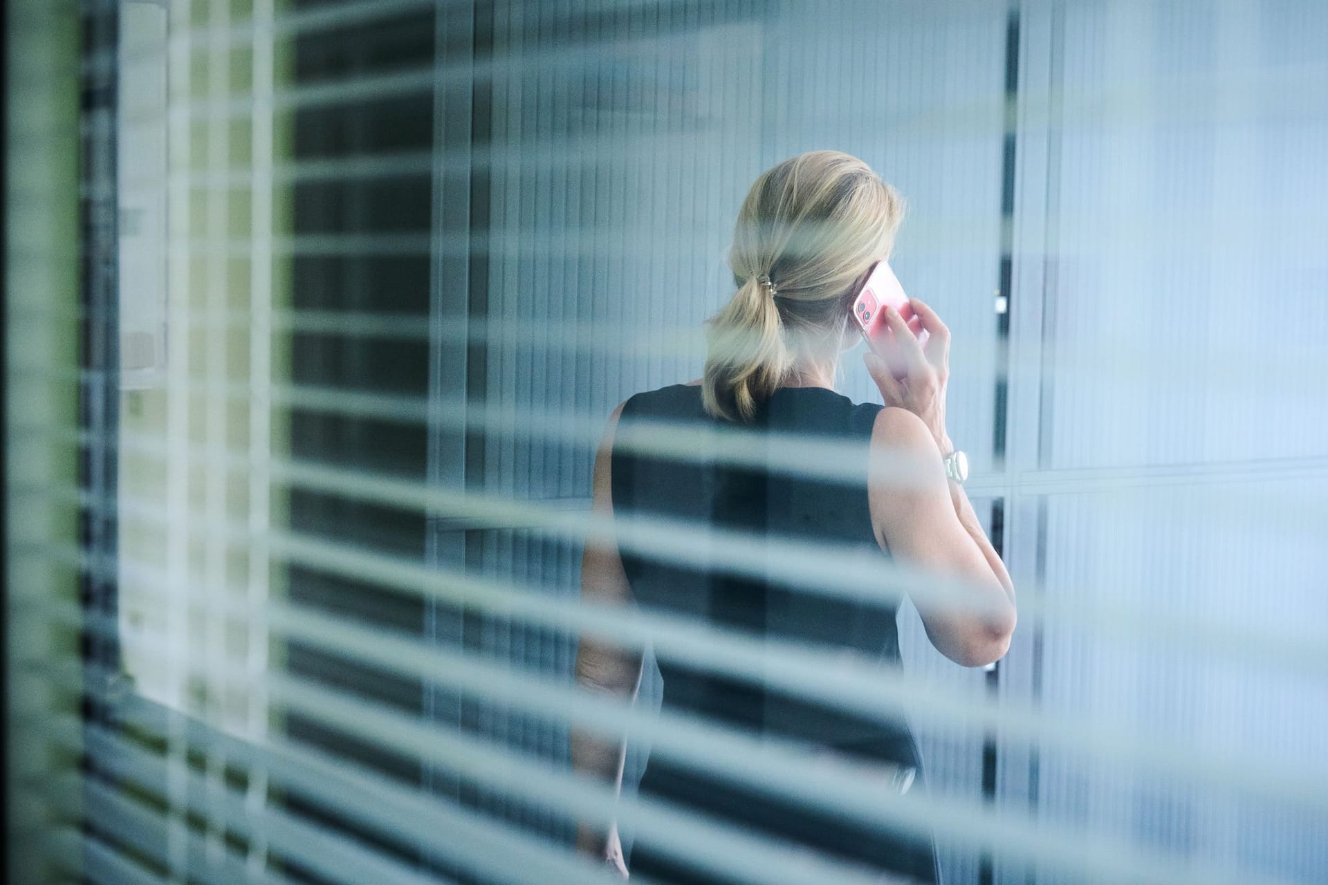 Frau am Telefon