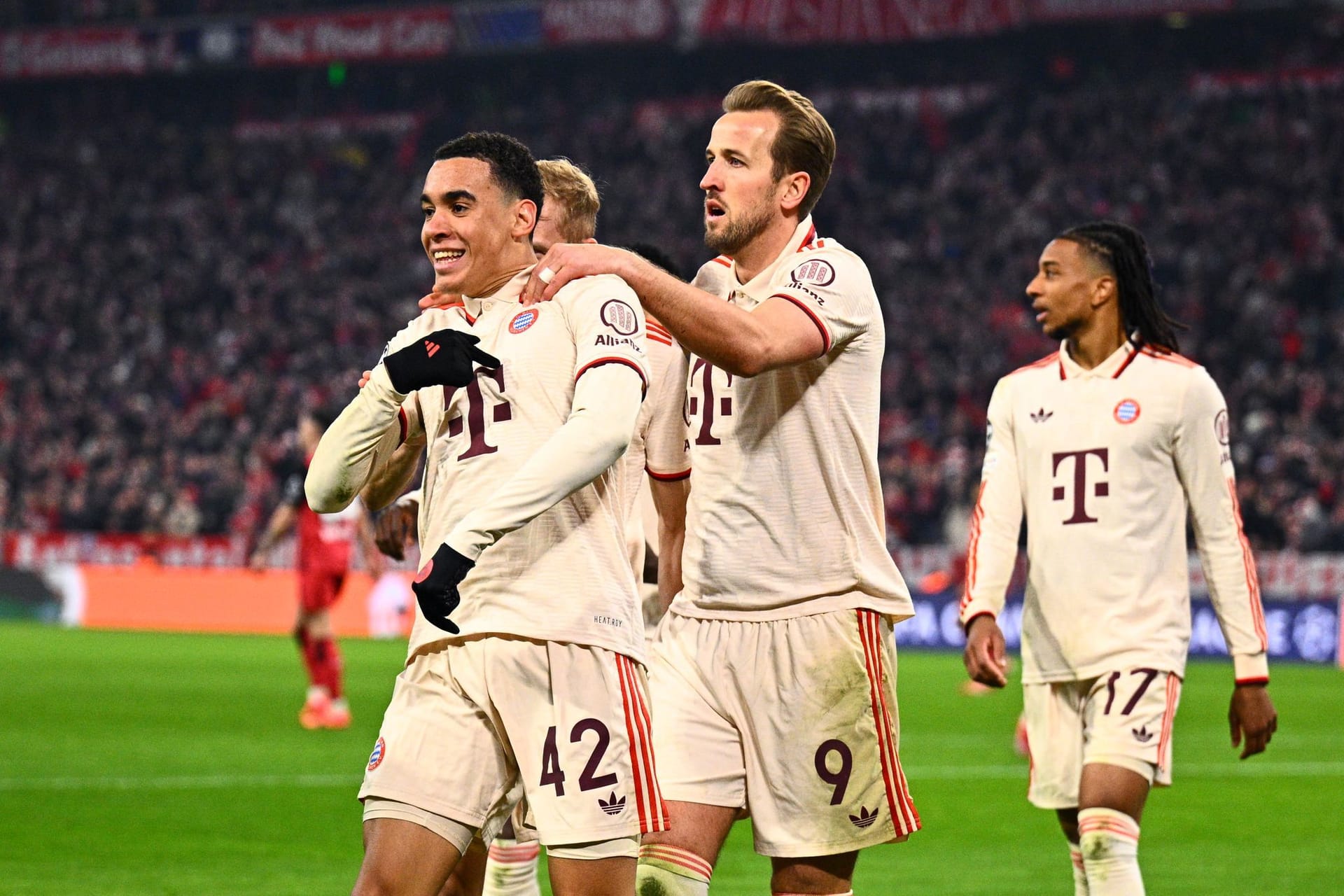 Der FC Bayern gewinnt das Achtelfinalhinspiel in der Champions League gegen Bayer Leverkusen deutlich mit 3:0. Dabei weist der Rekordchampion den deutschen Meister klar in die Schranken. Kane setzt dabei eine unglaubliche Serie fort. Die Einzelkritik: