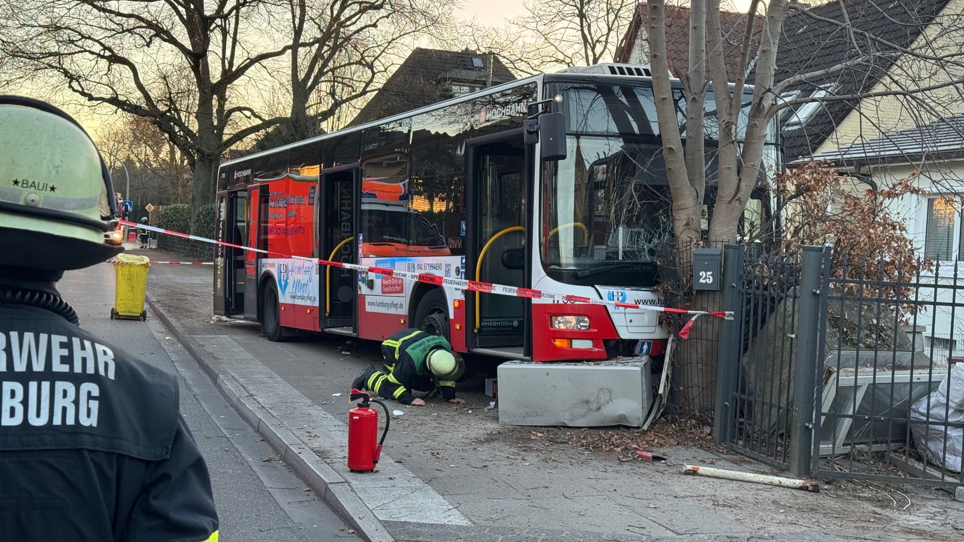 Feuerwehrleute an der Unfallstelle: Die Insassen des Busses wurden nicht verletzt.