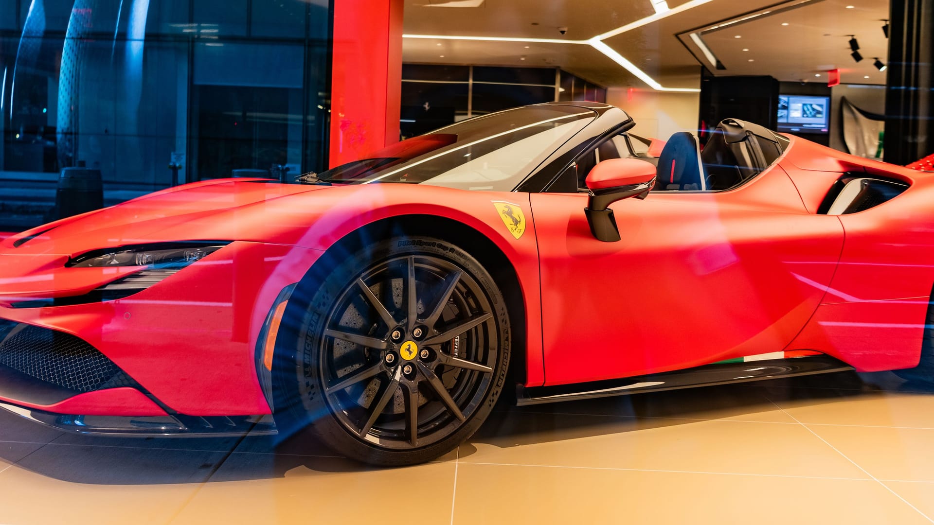 Ein Ferrari SF90 Stradale in einem Showroom der Firma in New York (Symbolbild).