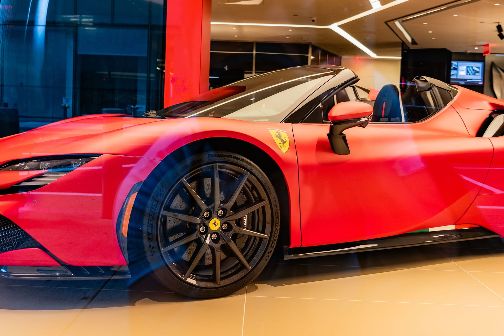 Ein Ferrari SF90 Stradale in einem Showroom der Firma in New York (Symbolbild).