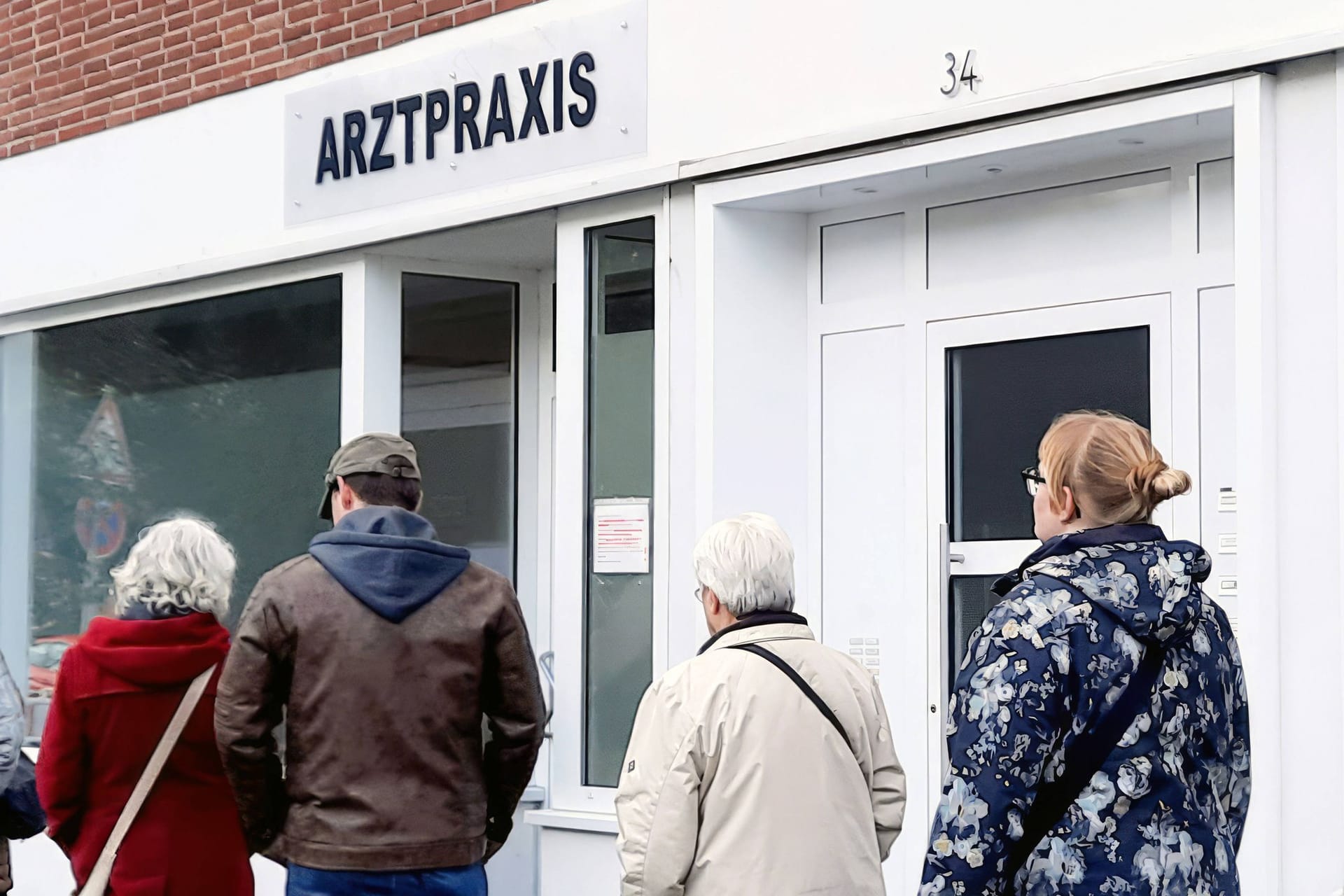 Eine Warteschlange vor eine Artztpraxis in Dortmund (Archivbild): Viele gesetzlich Versicherte warten lange auf einen Termin.