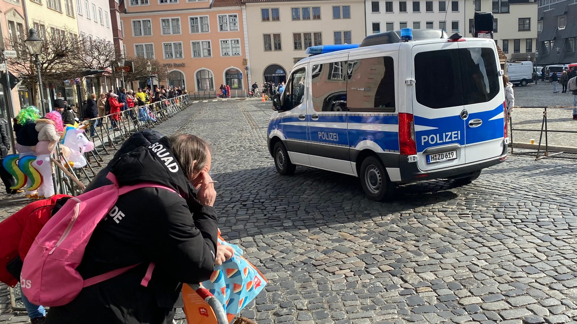 Polizeipräsenz: Beim Schoduvel waren zahlreiche Polizisten und Einsatzwagen zu sehen.