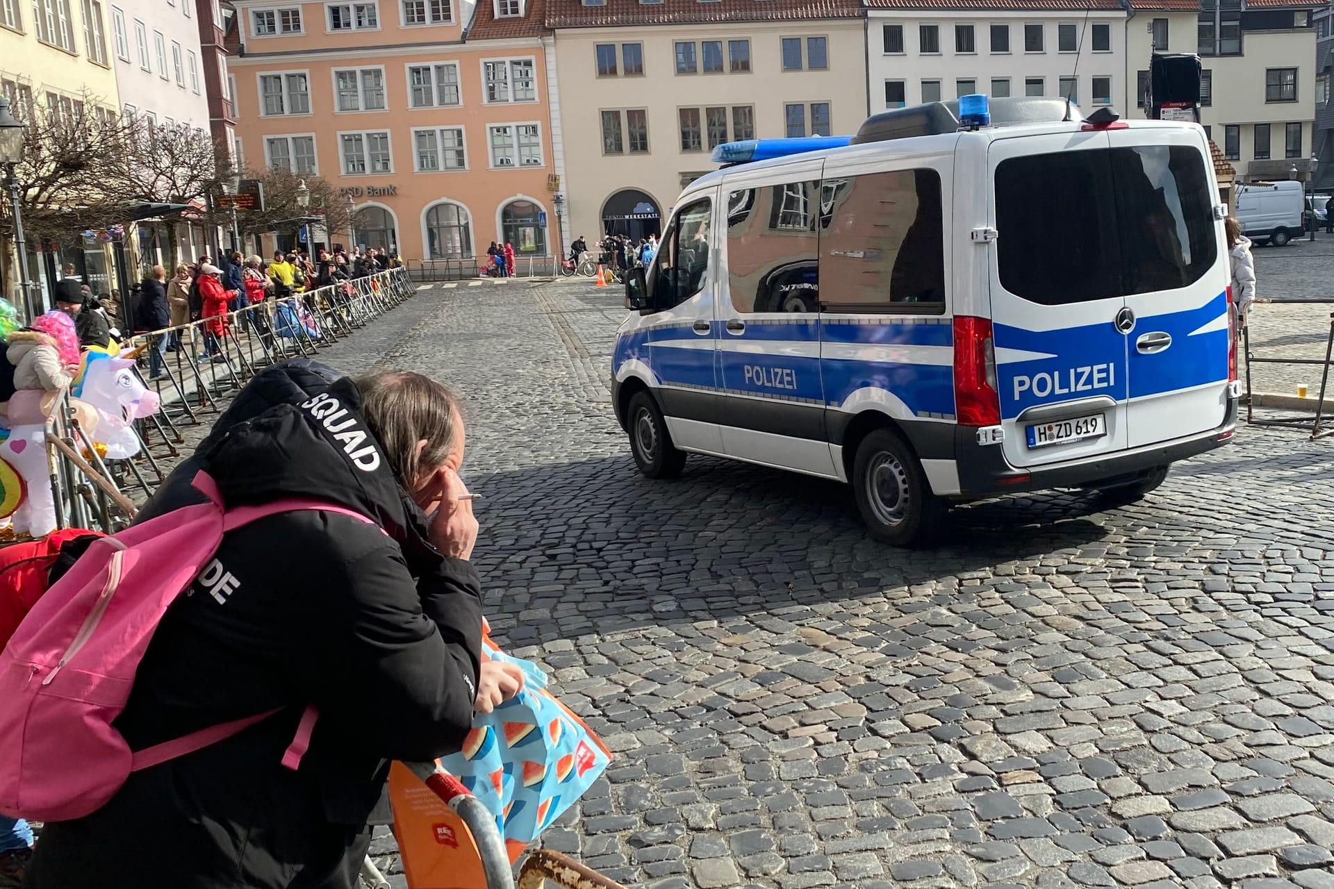 Polizeipräsenz: Beim Schoduvel waren zahlreiche Polizisten und Einsatzwagen zu sehen.