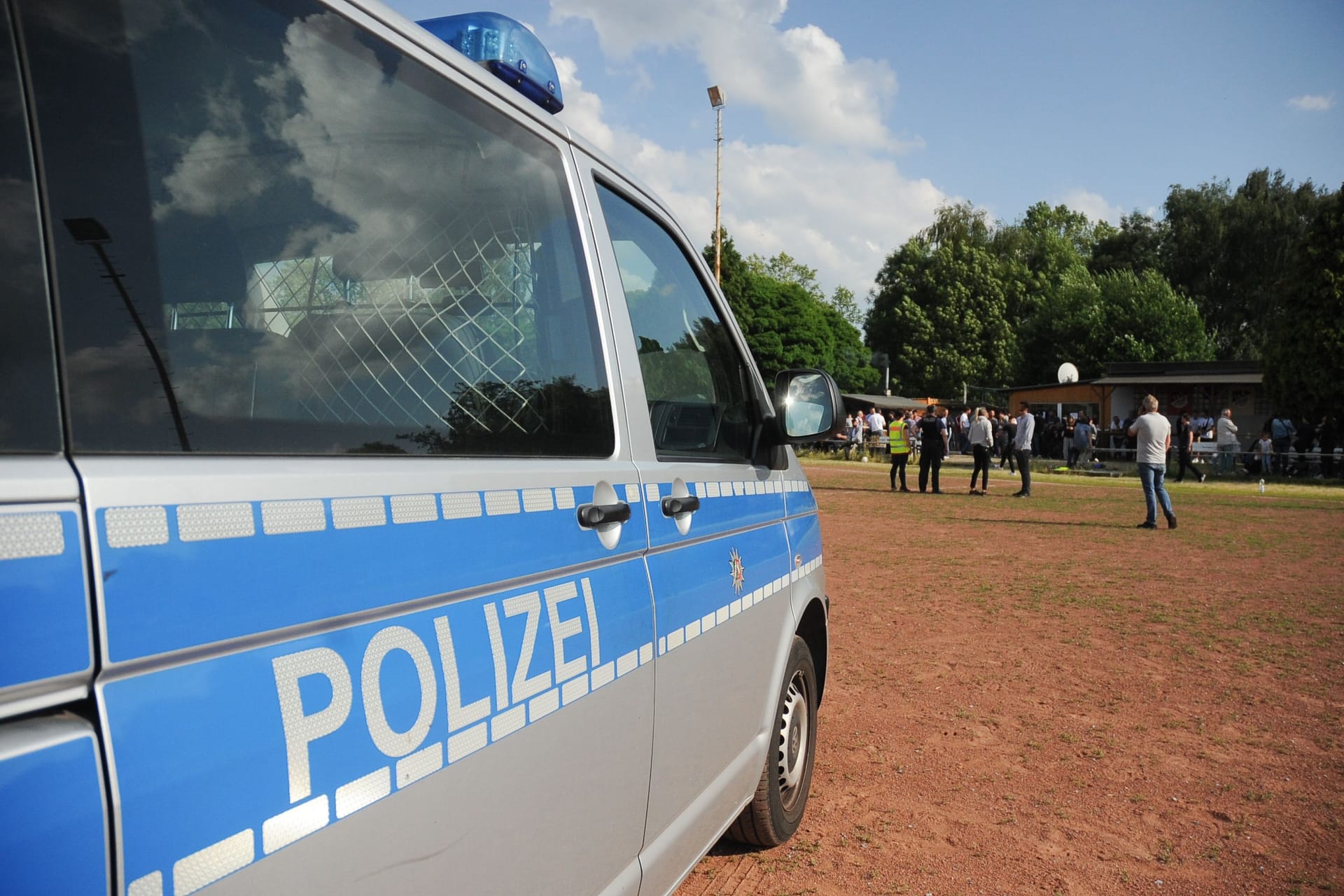 Polizeiwagen auf einem Fußballfeld (Symbolbild): Am Sonntag kam es bei zwei Spielen zu Handgreiflichkeiten.