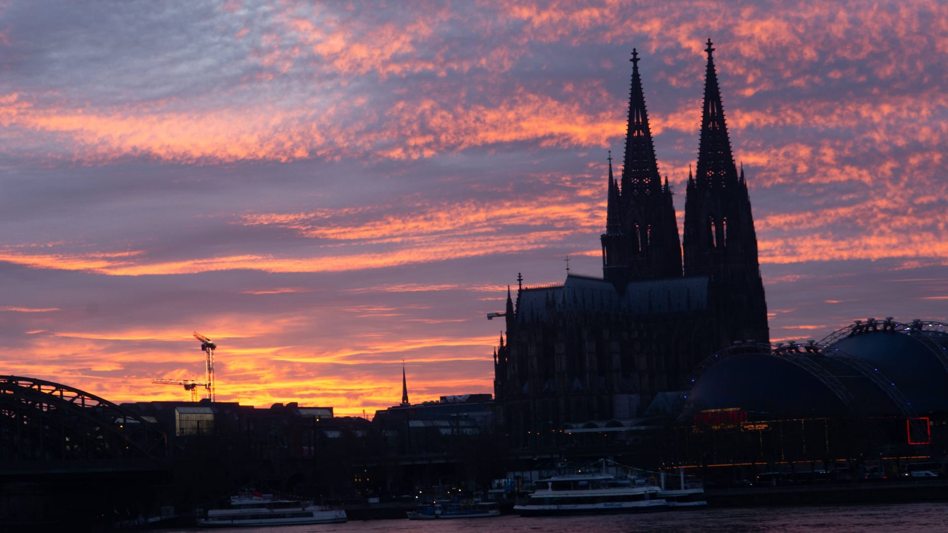 Der Kölner Dom bei Sonnenuntergang mit Blick vom Rheinufer (Archivbild): In Köln betreibt die Hotelkette "a&o" einen ihrer erfolgreichsten Standorte unweit der Kathedrale.