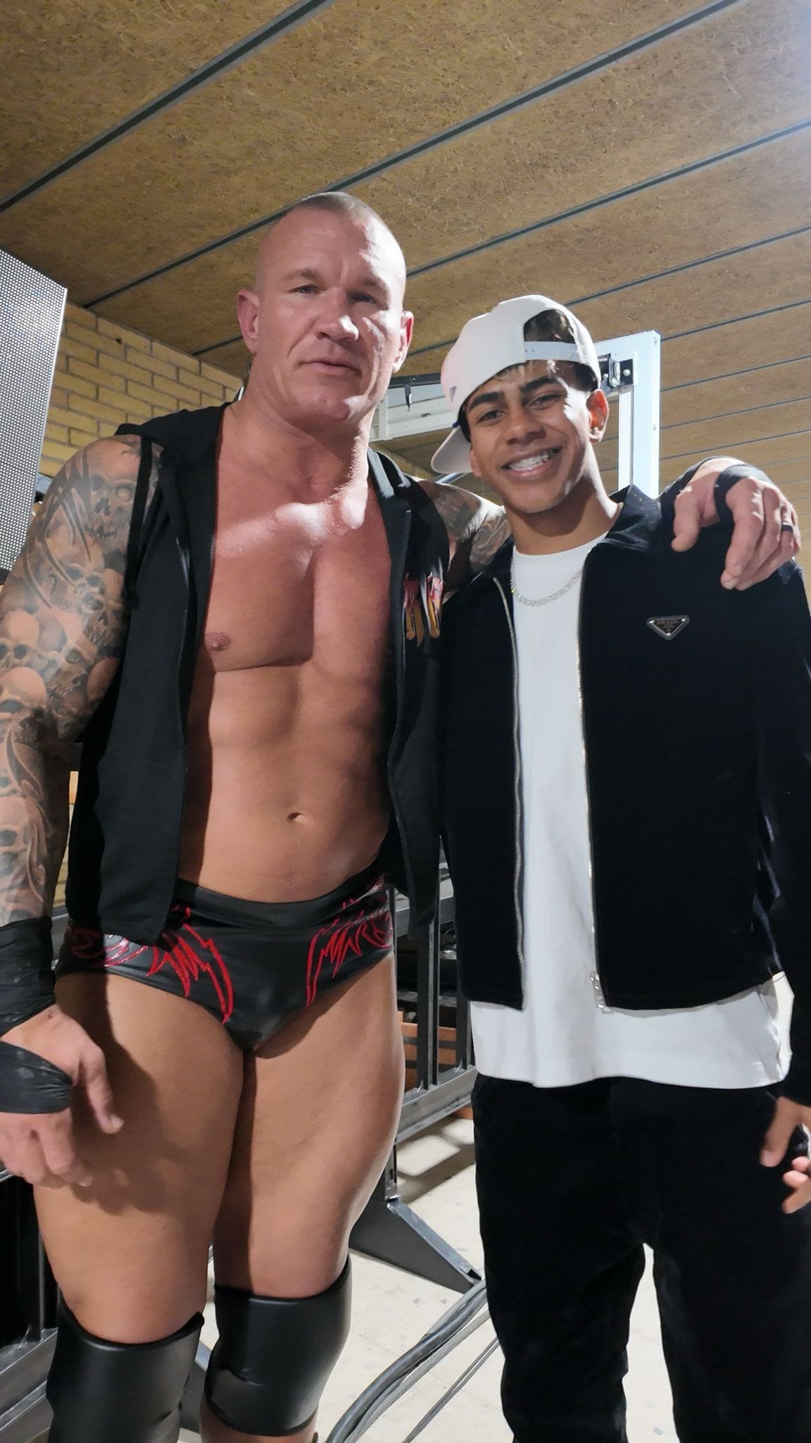 Wrestling-Fan: Lamine Yamal (r.) mit WWE-Star Randy Orton.