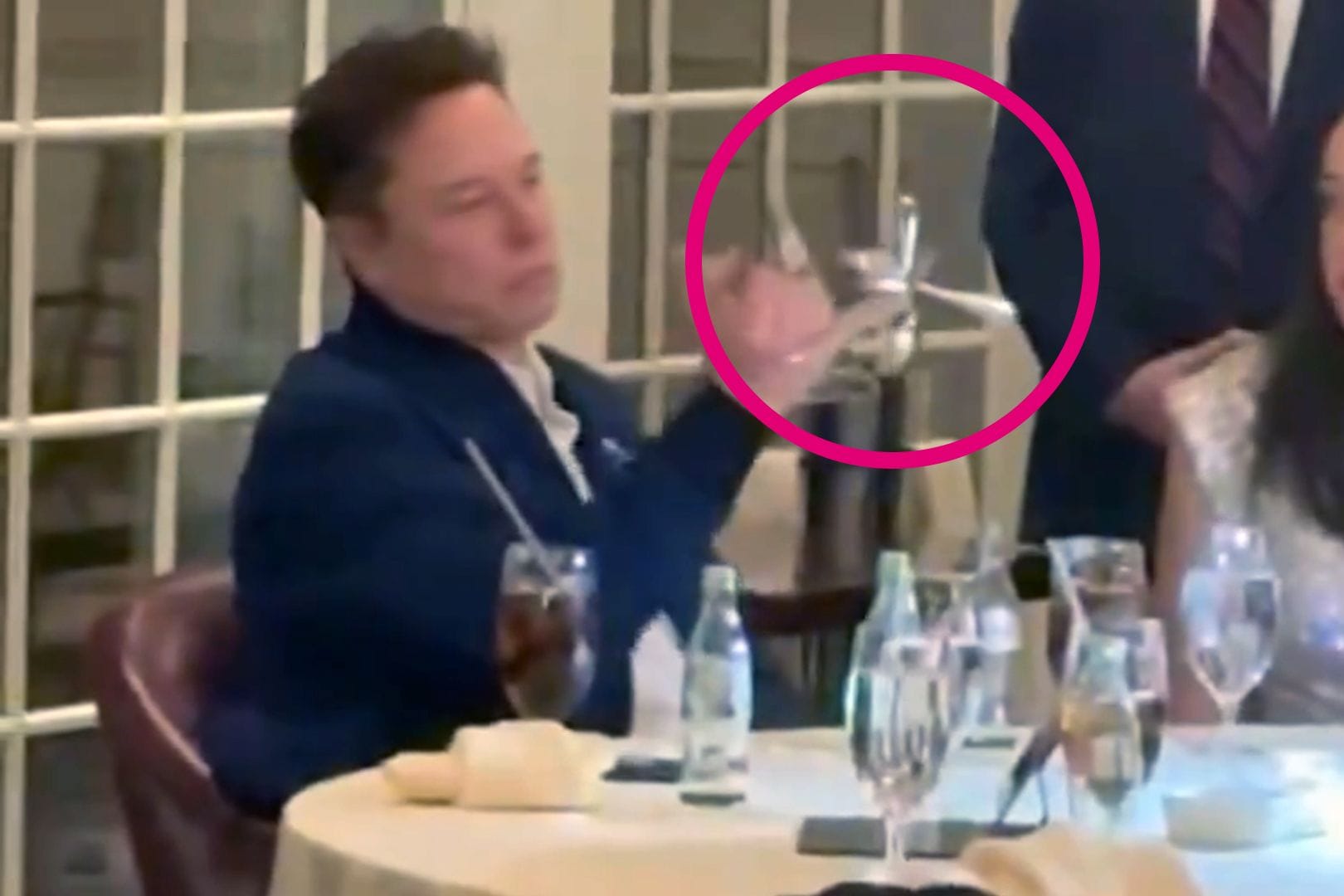 Elon Musk balanciert Gabeln auf seinem Finger.