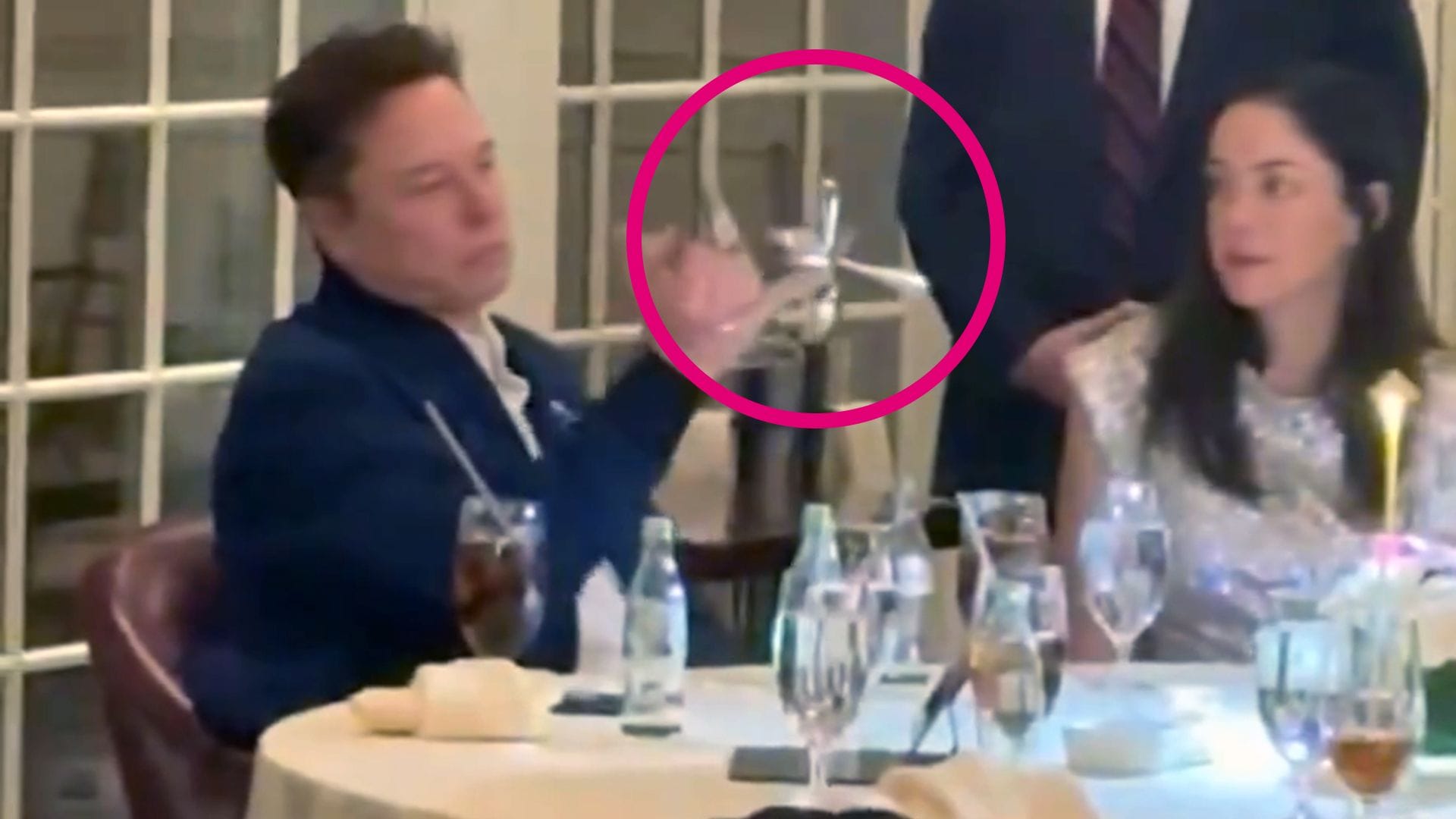 Elon Musk balanciert Gabeln auf seinem Finger.