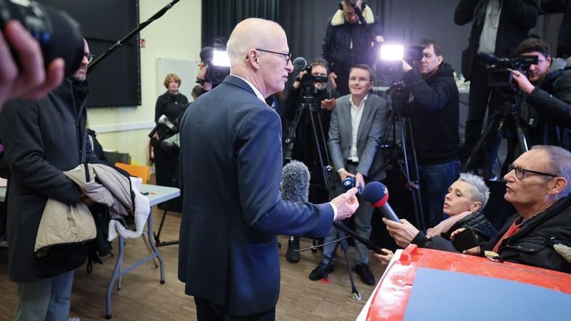 Das Medienaufgebot bei der Stimmabgabe von Peter Tschentscher (SPD), Erstem Bürgermeister und Spitzenkandidat vor am Sonntag Vormittag groß.