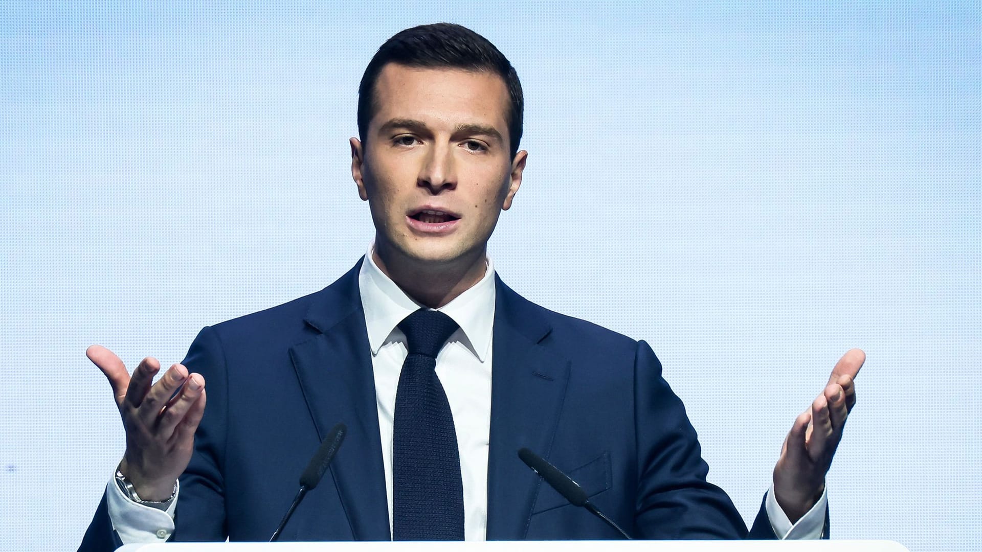 Le Pen zu zwei Jahren Haft mit Fußfessel verurteilt