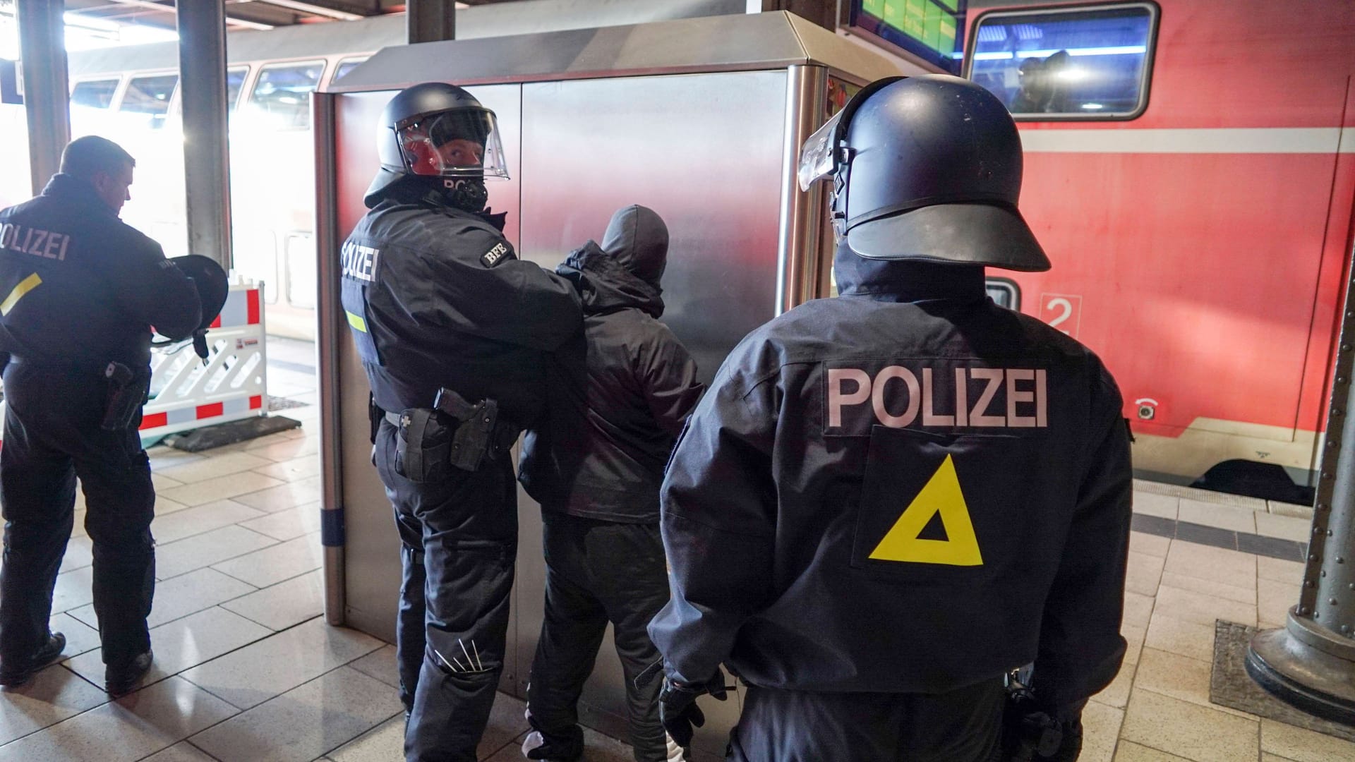 Beamte der Hamburger Polizei am Hauptbahnhof (Symbolbild): Den beiden St. Pauli-Fans drohen nun Strafverfahren.