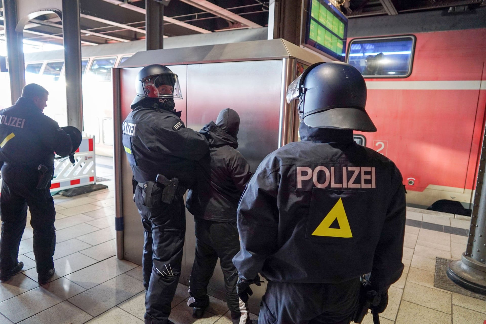 Beamte der Hamburger Polizei am Hauptbahnhof (Symbolbild): Den beiden St. Pauli-Fans drohen nun Strafverfahren.