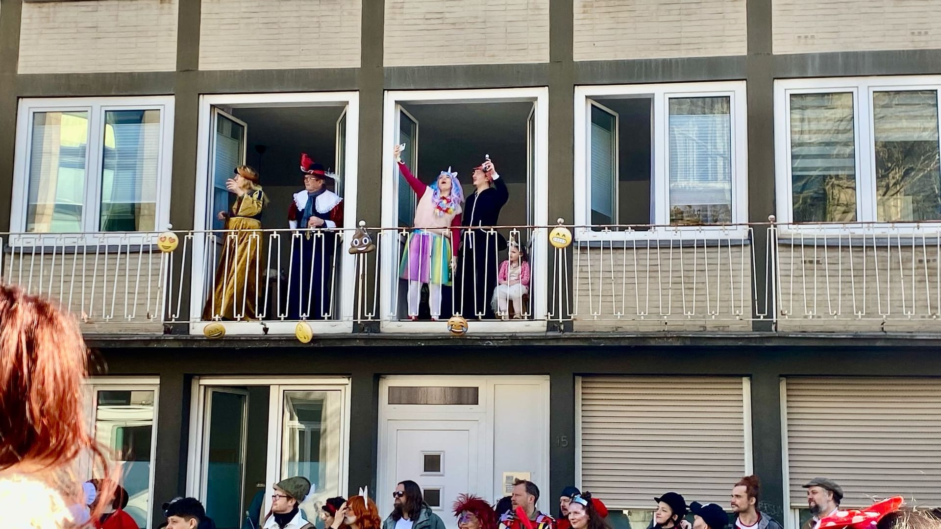 Karneval am Balkon: WG- und Balkonpartys gehören zum Rosenmontagszug in Aachen dazu.