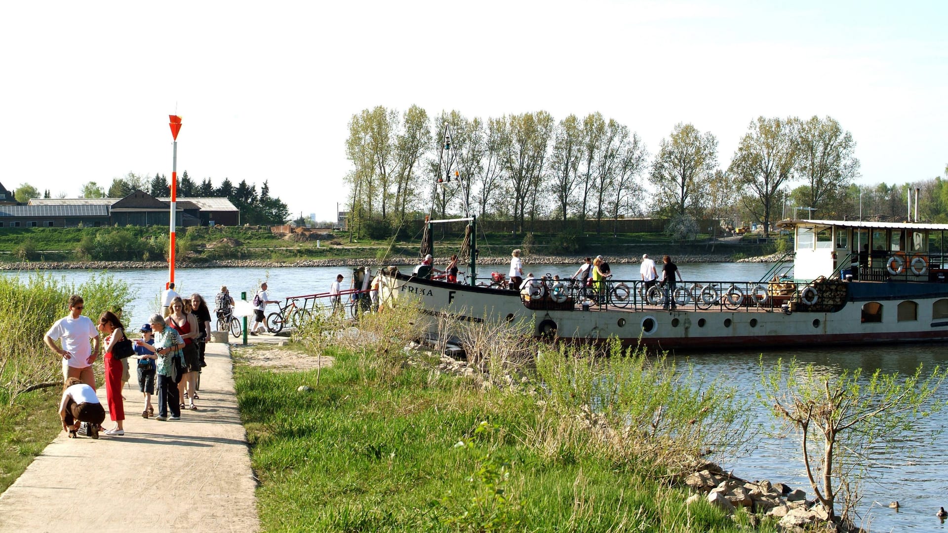 Rheinfähre in Zündorf (Archivbild): Sie verkehrt zwischen dem linksrheinischen Stadtteil Weiß und dem rechtsrheinischen Zündorf.